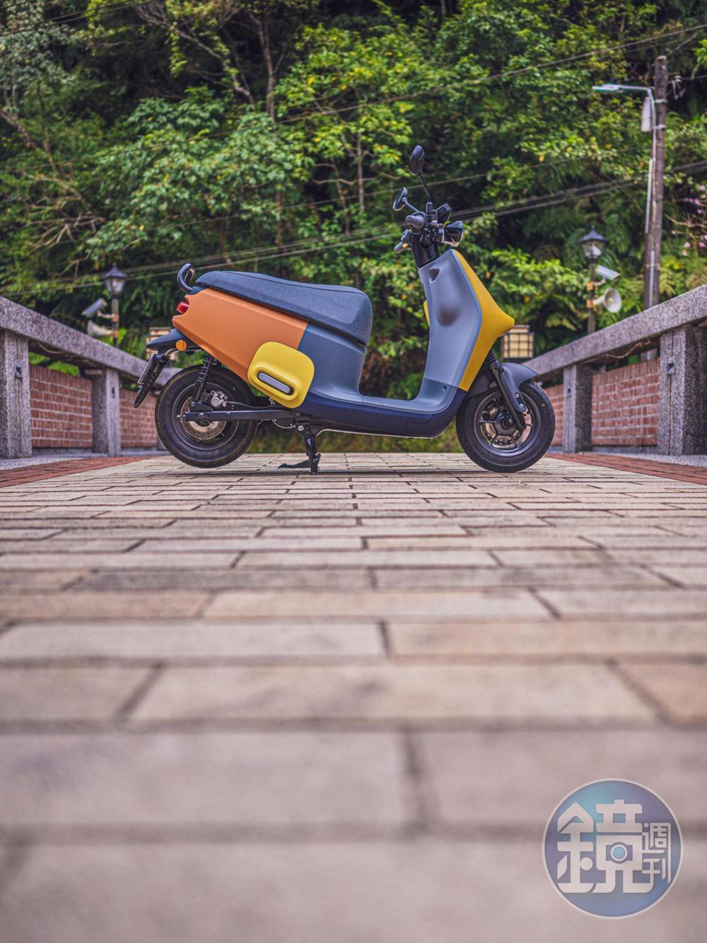 Gogoro VIVA MIX的軸距僅有1,235mm,長寬高為1,770×725×1,093mm,座墊離地高度更是僅有745mm,符合大部分台灣人的標準身材。