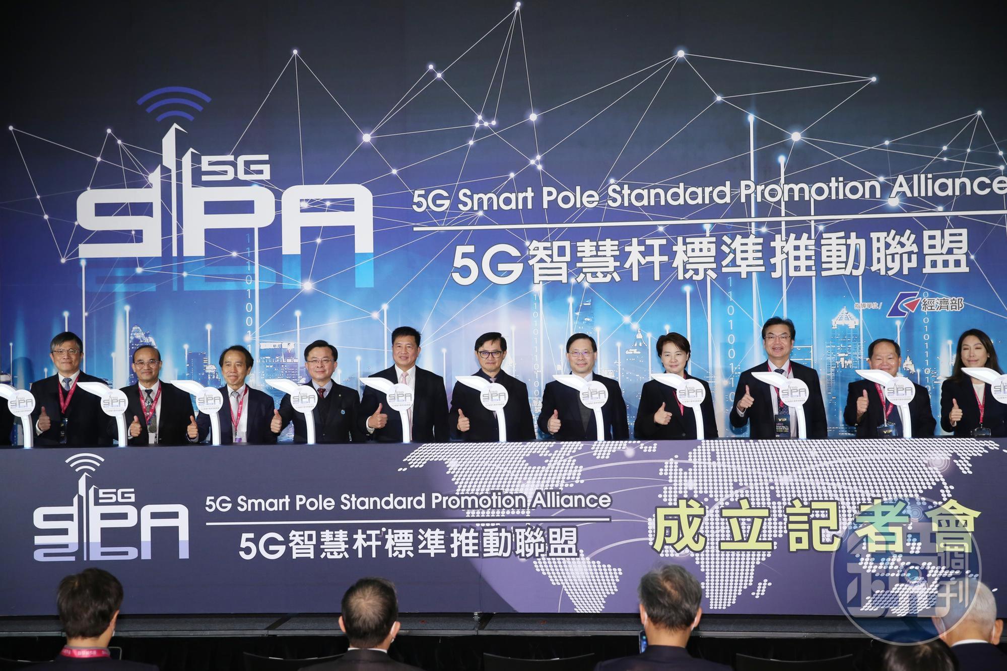 25家科技大廠籌組「5G智慧杆標準推動聯盟」,並由和碩董事長童子賢出任第一任會長。