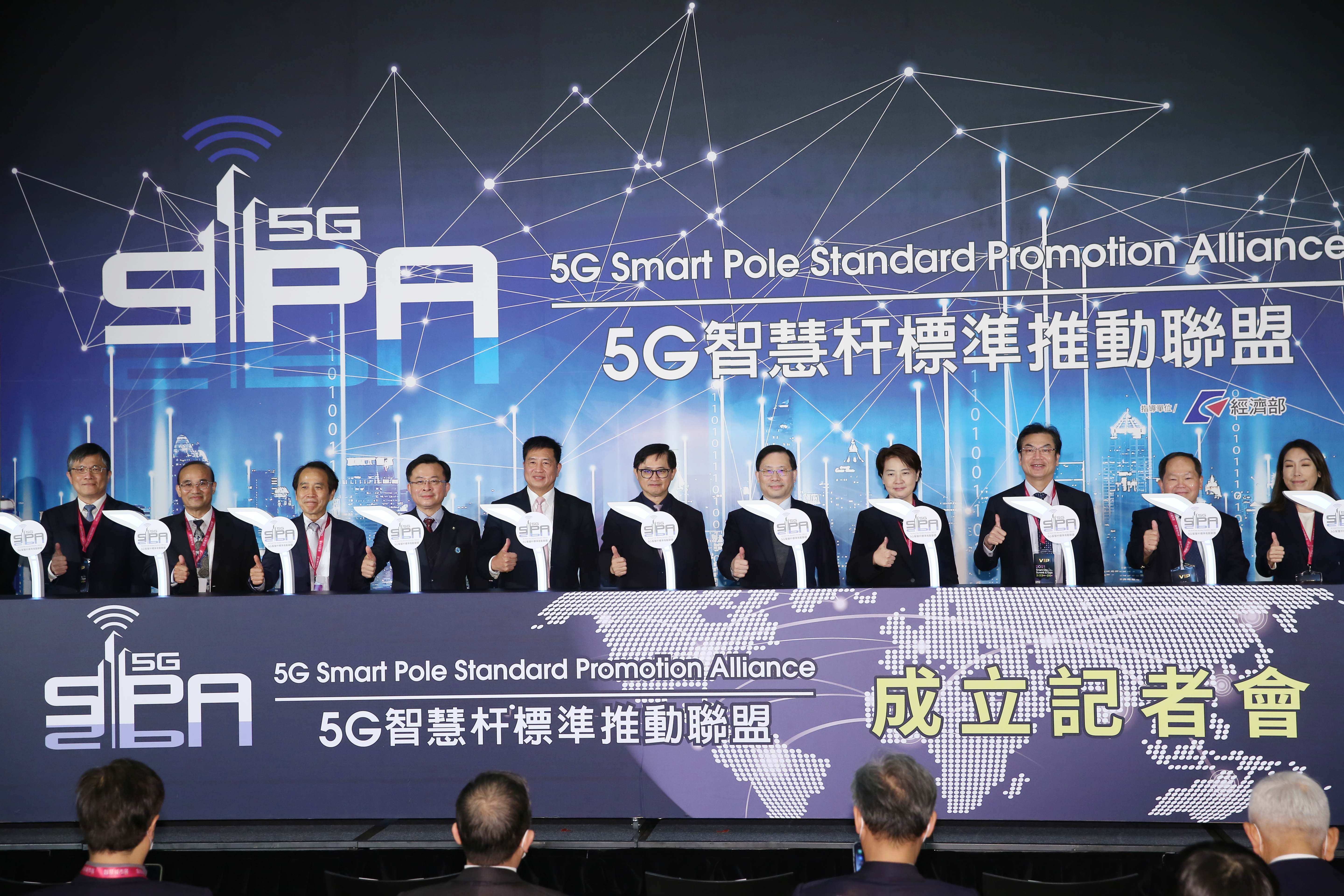 25家科技大廠籌組「5G智慧杆標準推動聯盟」，並由和碩董事長童子賢出任第一任會長。