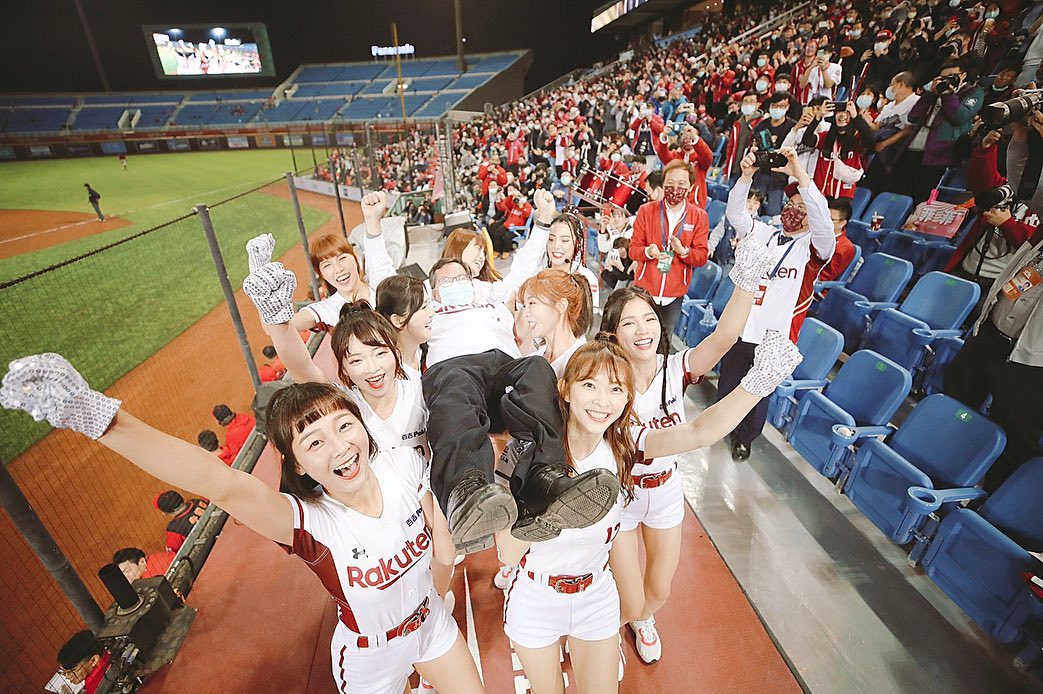 樂天女孩們合力扛起鄭文燦，引起鄭文燦的體重之謎。（翻攝自伊伊IG）