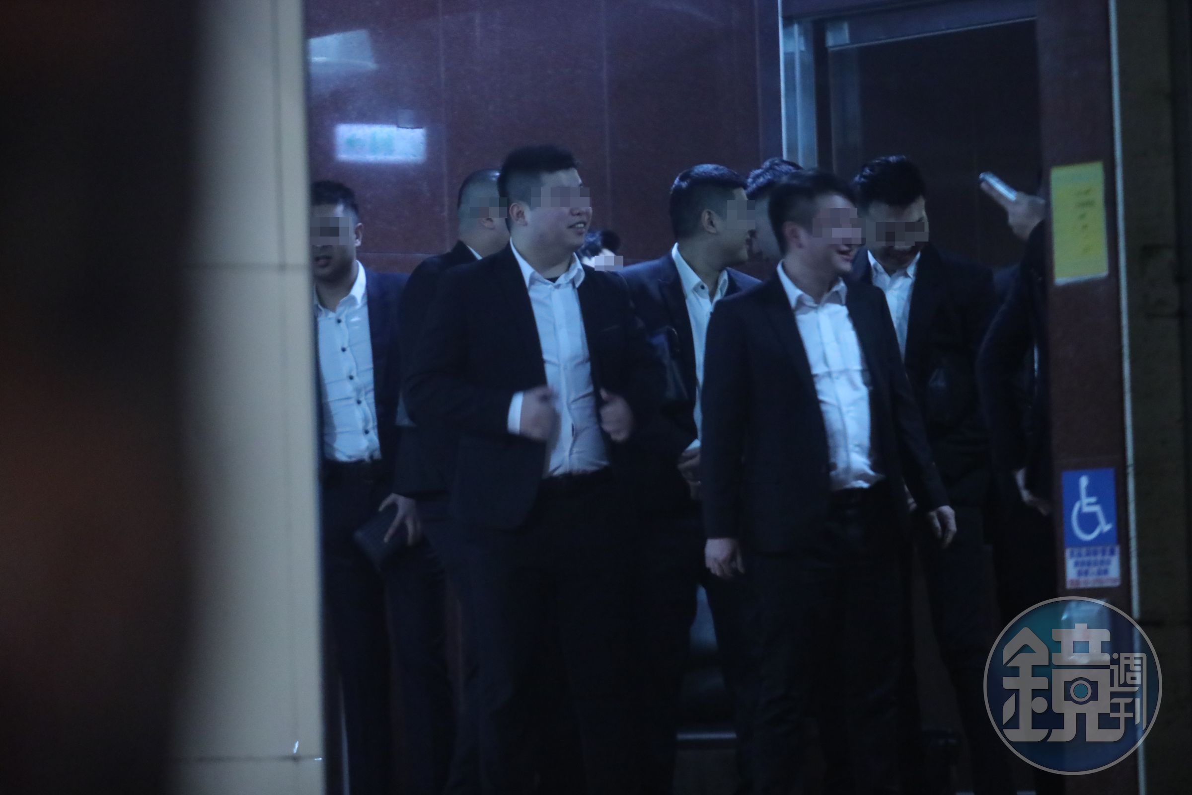 四海幫眾相當注重穿著外表，衣服燙線、西裝筆挺、儀容整潔，有警察私下稱是「雅痞」黑幫。