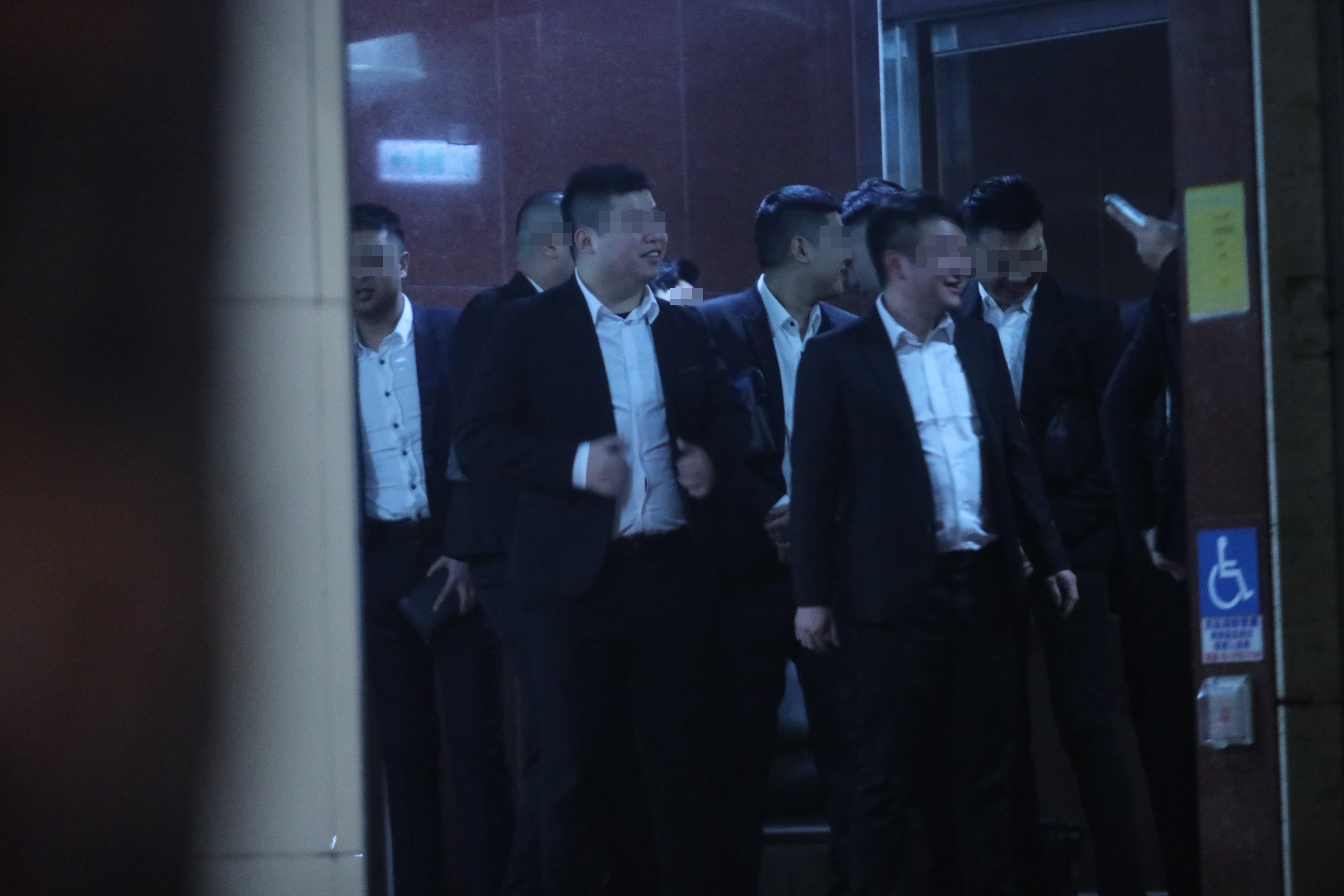 四海幫眾相當注重穿著外表，衣服燙線、西裝筆挺、儀容整潔，有警察私下稱是「雅痞」黑幫。