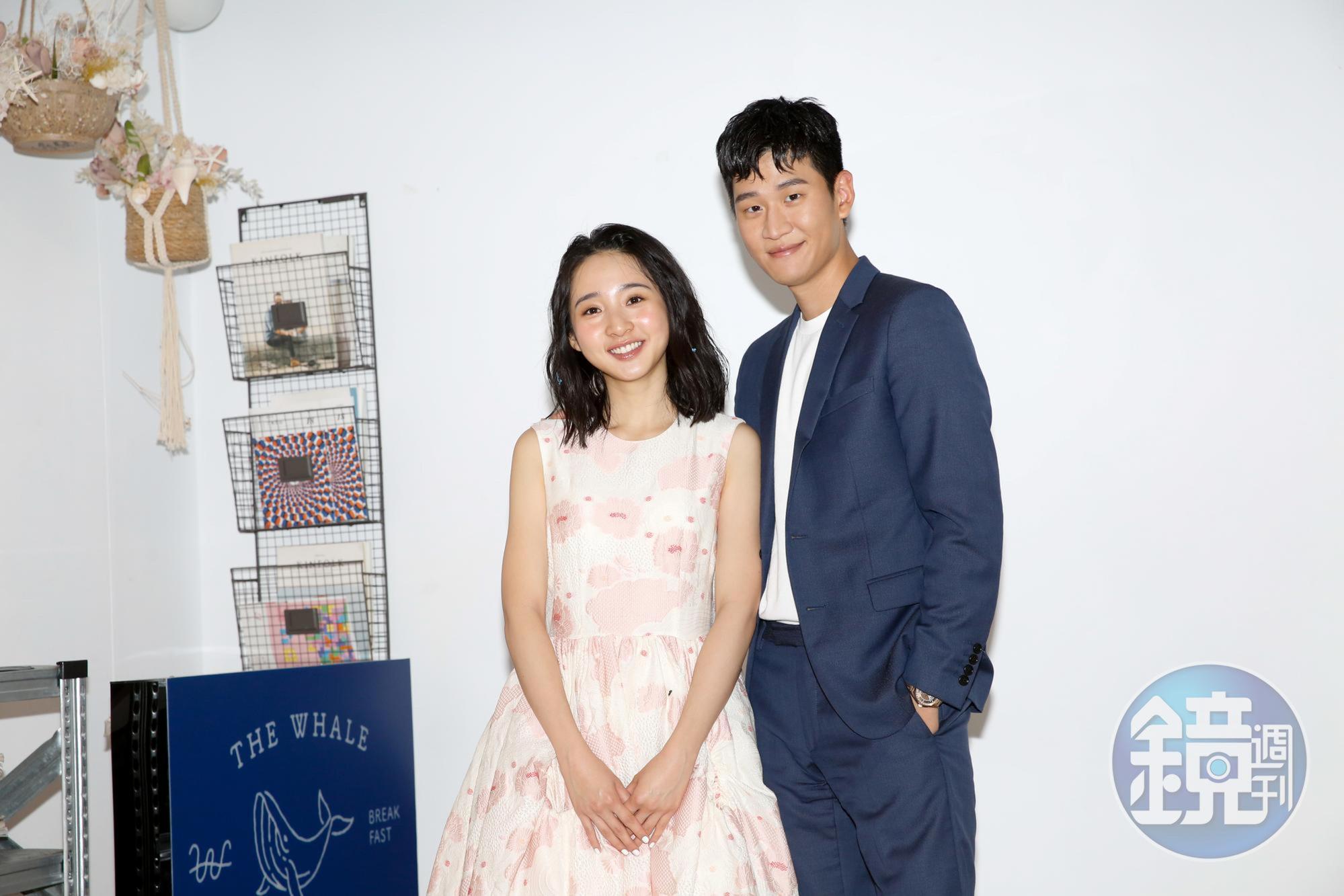 周興哲（右）初次擔任電影男主角，搭檔李沐（左）演出暖男學長與吃貨學妹。