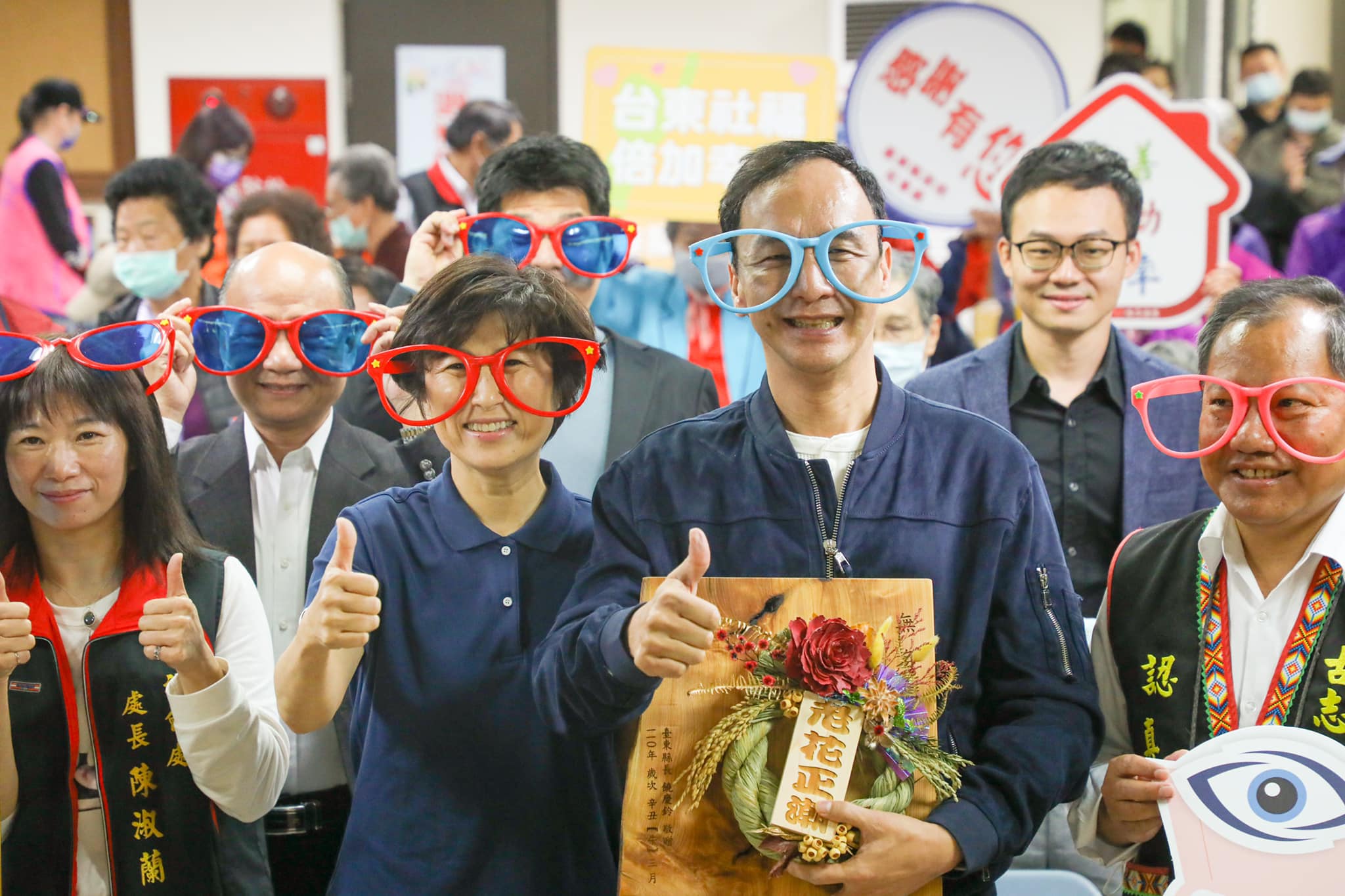 朱立倫與台東縣長饒慶鈴連續3年為台東的長輩配製敬老眼鏡。（翻攝自朱立倫臉書）