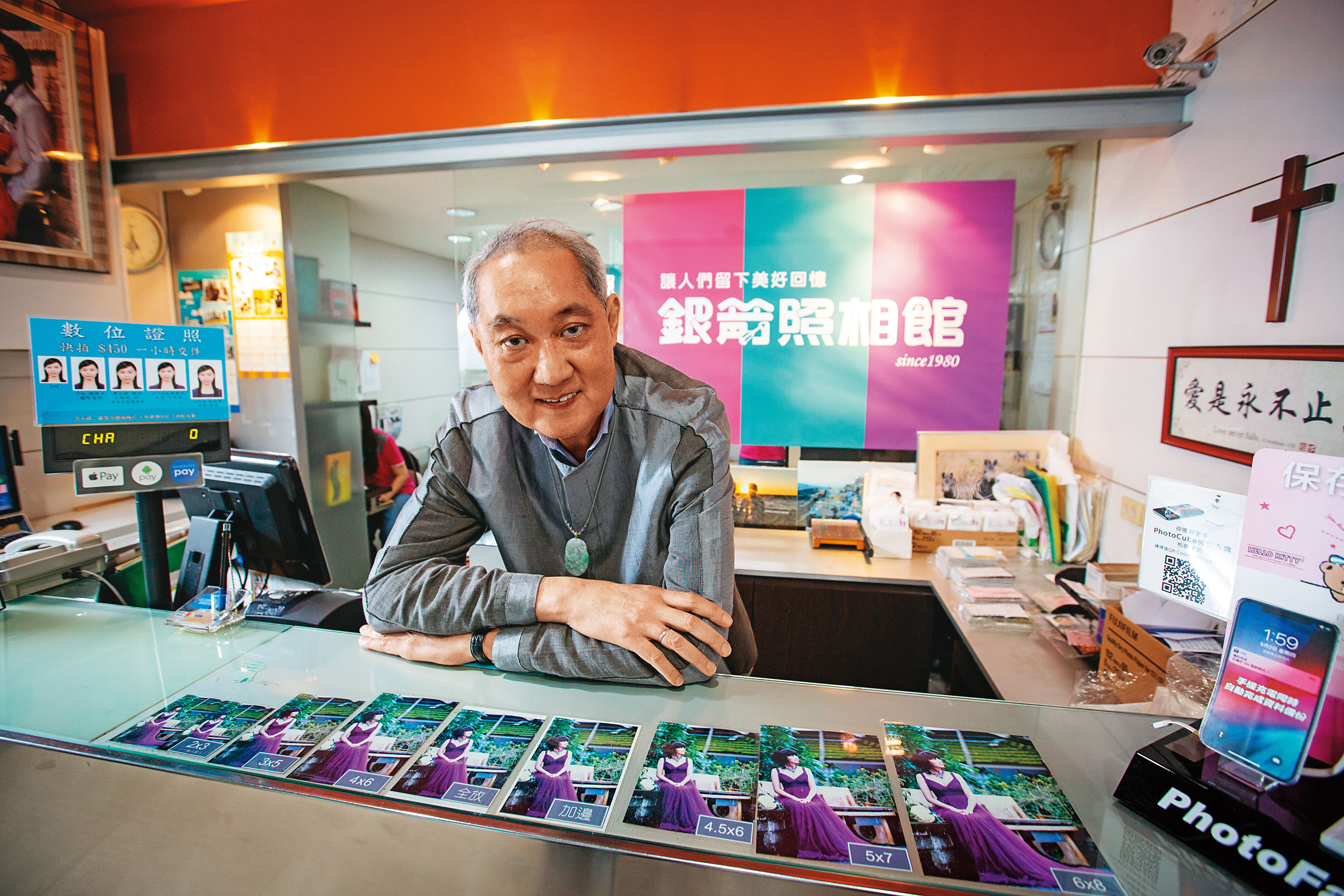 王懷寧41年前引進日本小型照片沖洗機台，創立銀箭彩色沖印，首創40分鐘快洗服務，巔峰時在雙北市有20家直營店。