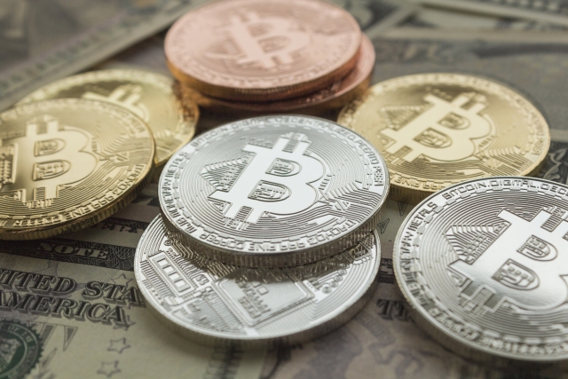 馬斯克在推特宣布可用比特幣購買特斯拉，讓比特幣漲逾4％。（示意圖，photoAC）