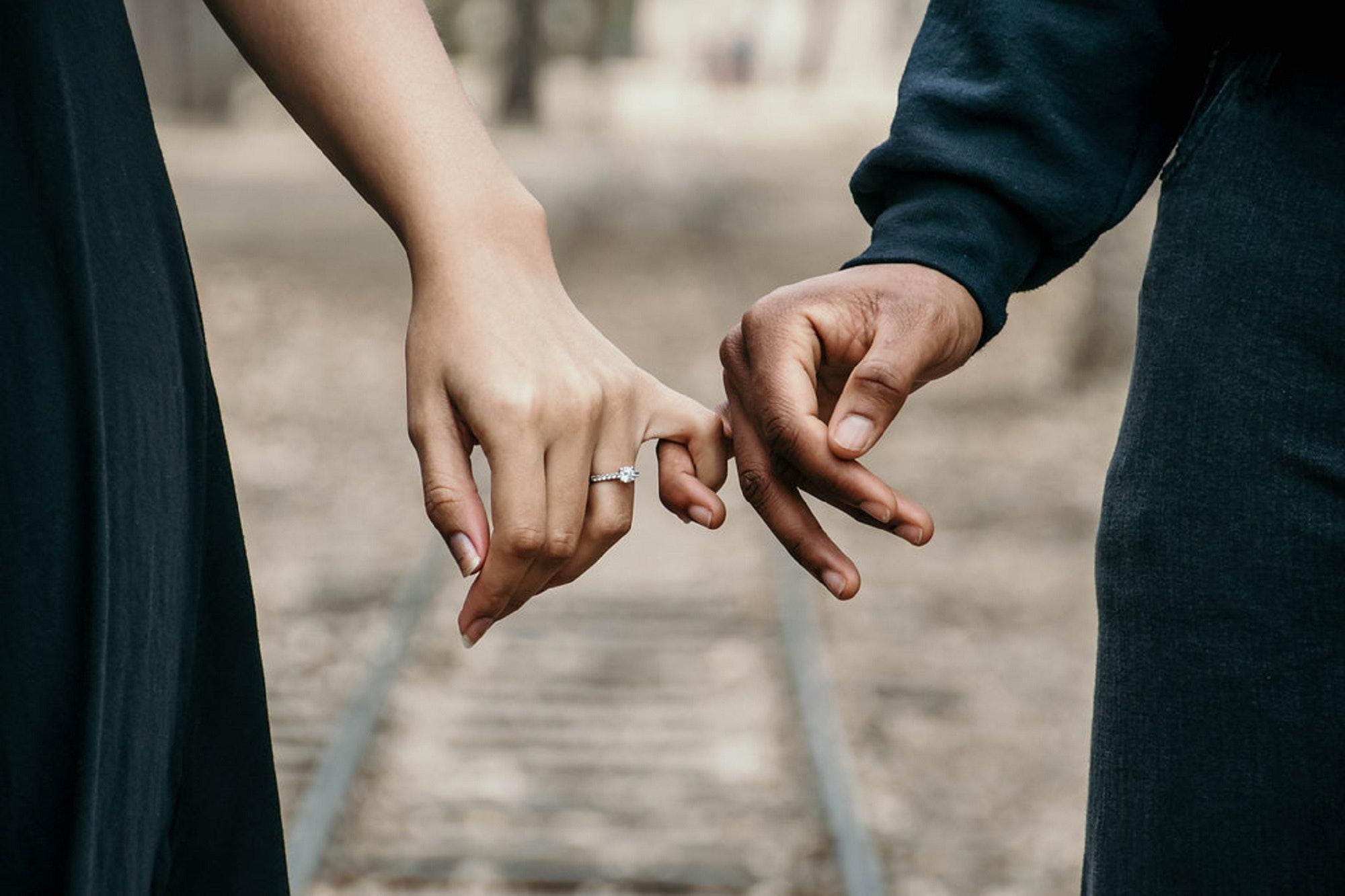 婚後娜塔莉亞和丈夫分隔兩地，2人因疫情已經超過1年沒見。（示意圖，Pexels）