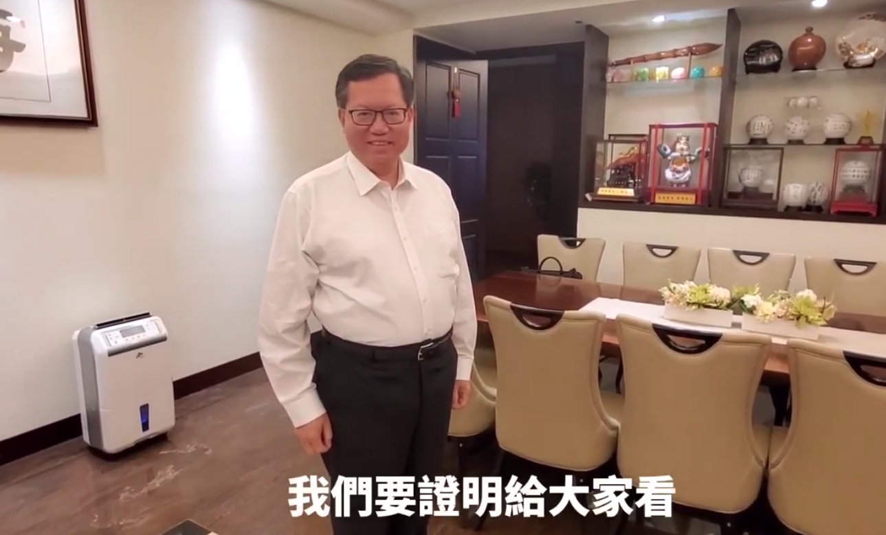 晚間鄭文燦瑜於臉書po出量體重影片，證實自己體重確實只有79.8kg。（翻攝自鄭文燦臉書）