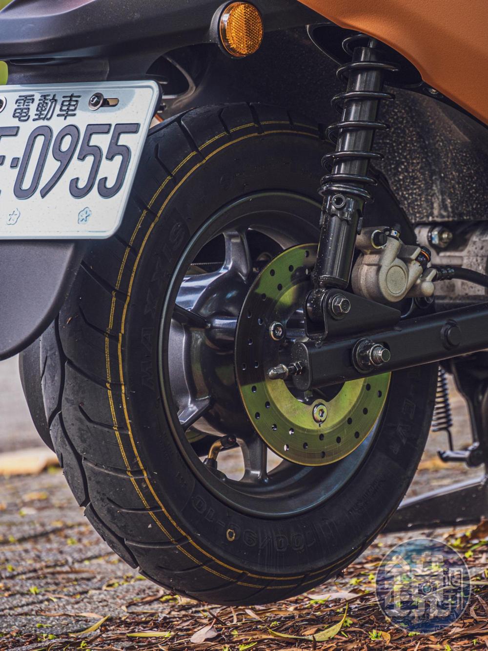 全車系標配十吋鋁合金輪圈+MAXXIS MA-EV 高抓地力雙能電摩專用胎。