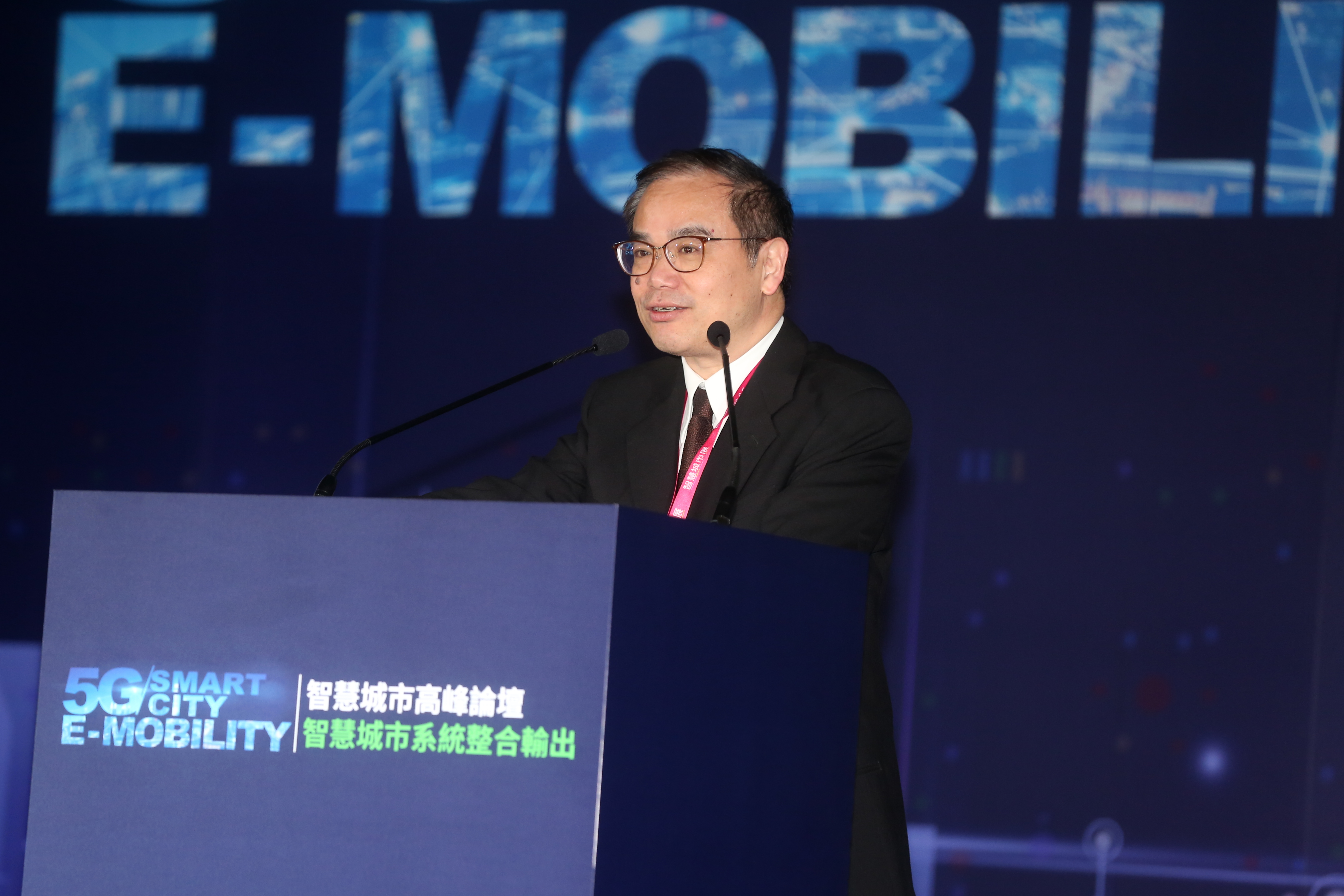 迎戰電動車戰國時代，丁學文認為車業將轉型成製造與服務兼具的新產業。