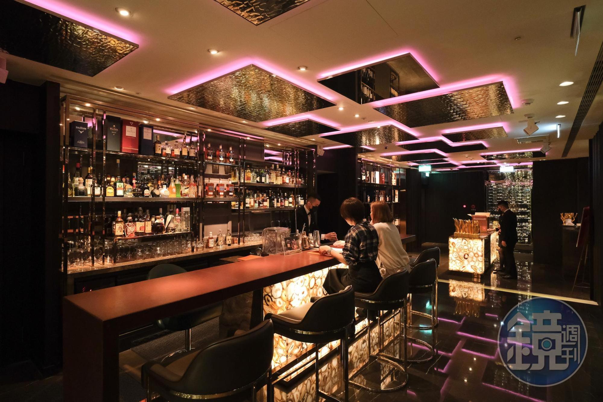 「A Cut牛排館」位於地下1樓，候位時可至吧台「A Bar」小酌一杯威士忌或調酒。