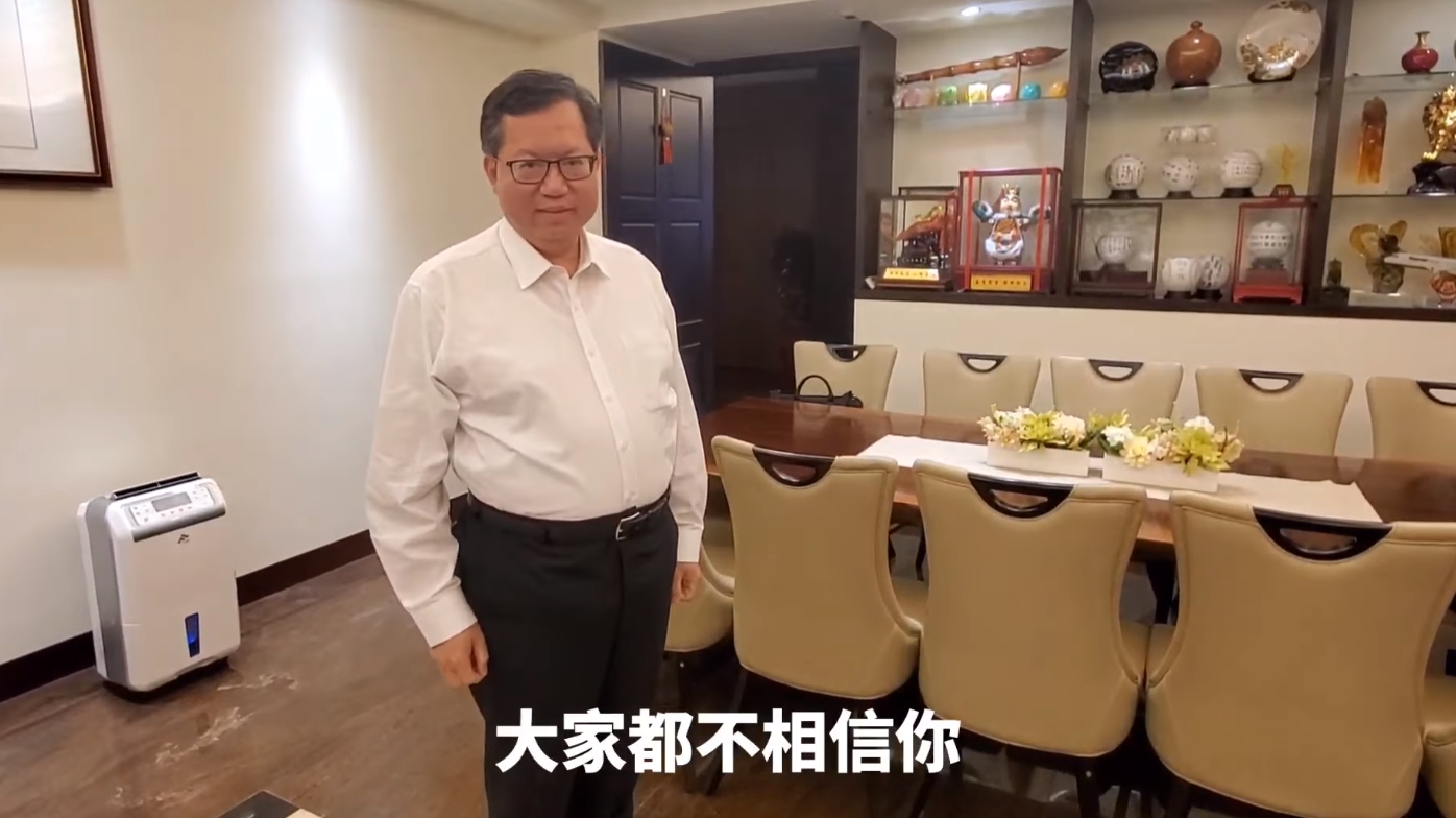 鄭文燦為了證明他的體重，親自拍影片站上體重計。（翻攝自鄭文燦臉書）