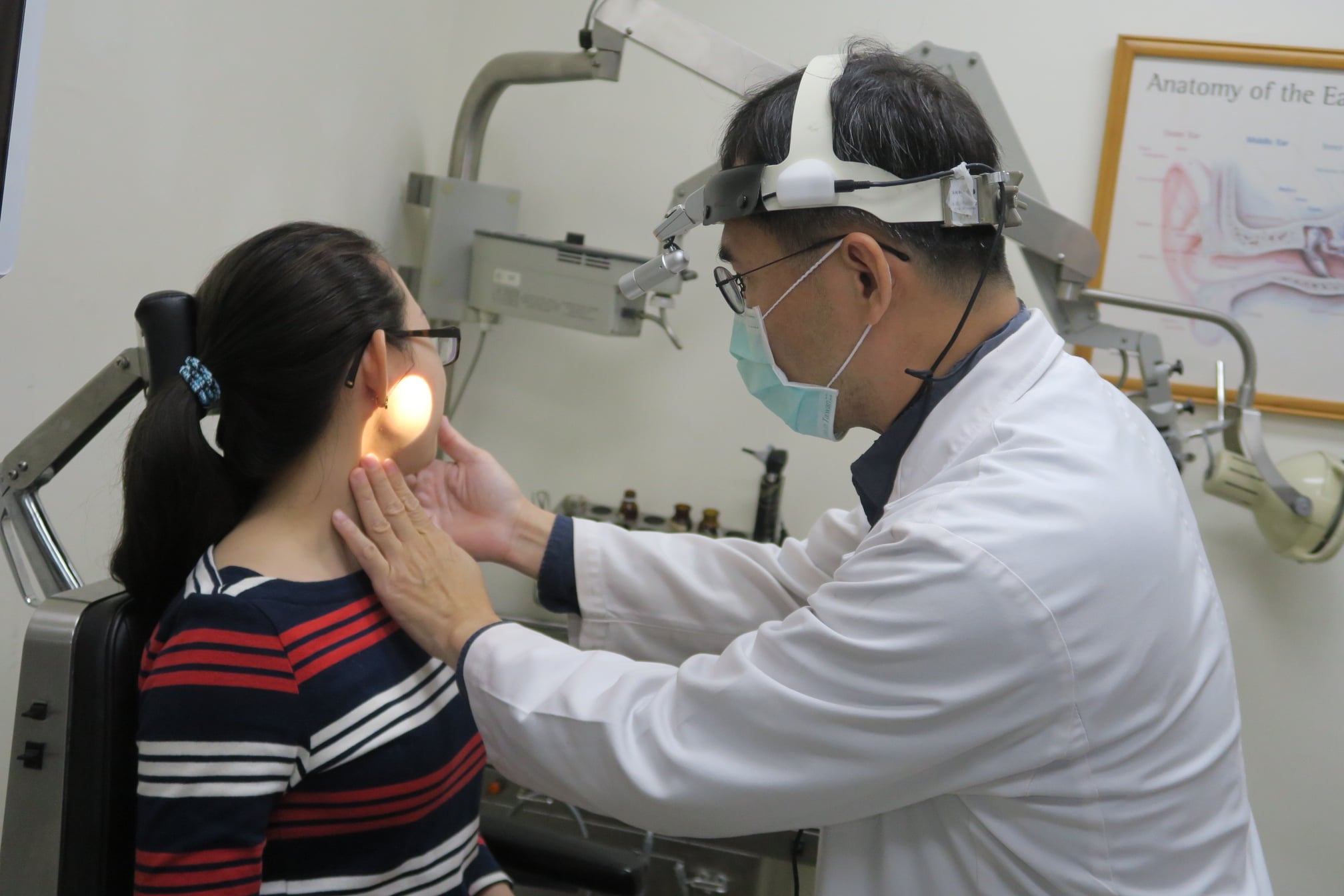 彰化縣一名56歲張女士,因為右臉半癱被當成顏面神經麻痺治療2年未復原,到部彰後才確診腮腺癌。(翻攝自衛生福利部彰化醫院臉書)