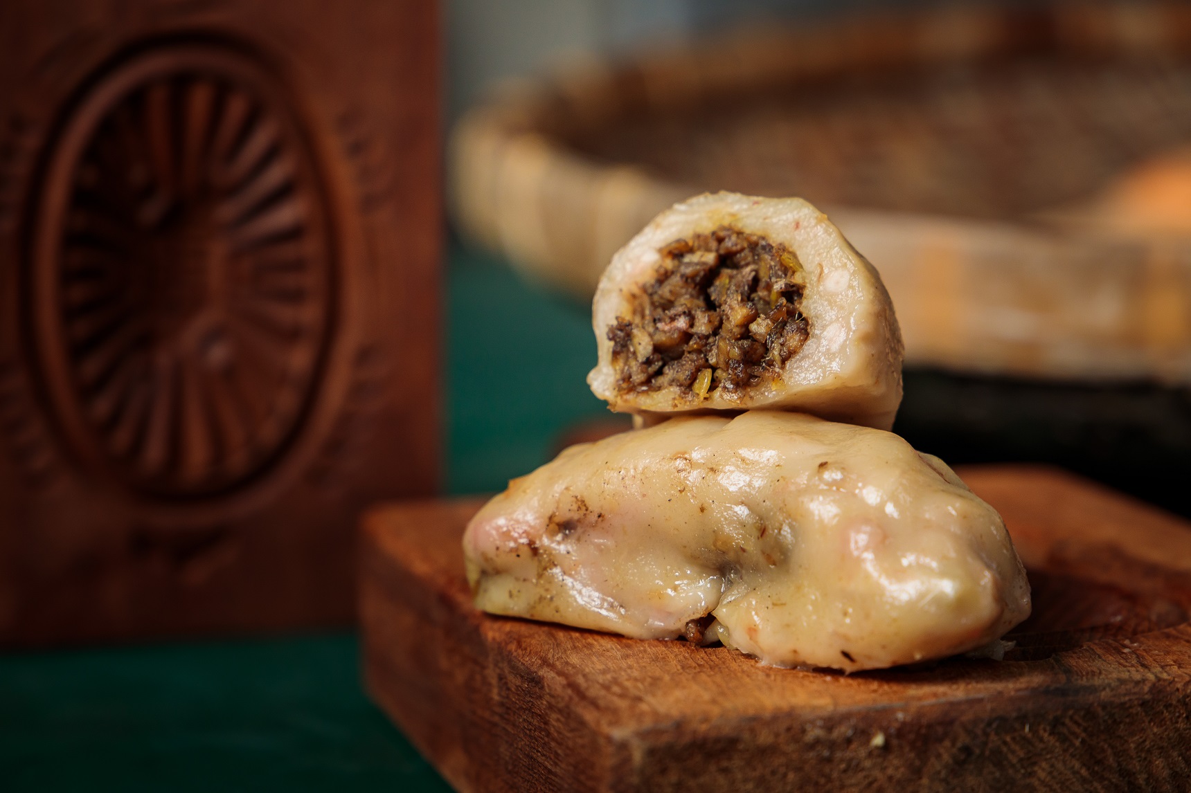 餡料飽滿的「芋粿巧」，不只吃得到帶有芋香的Q彈外皮，還有在地特產烏殼綠竹筍的清脆口感。