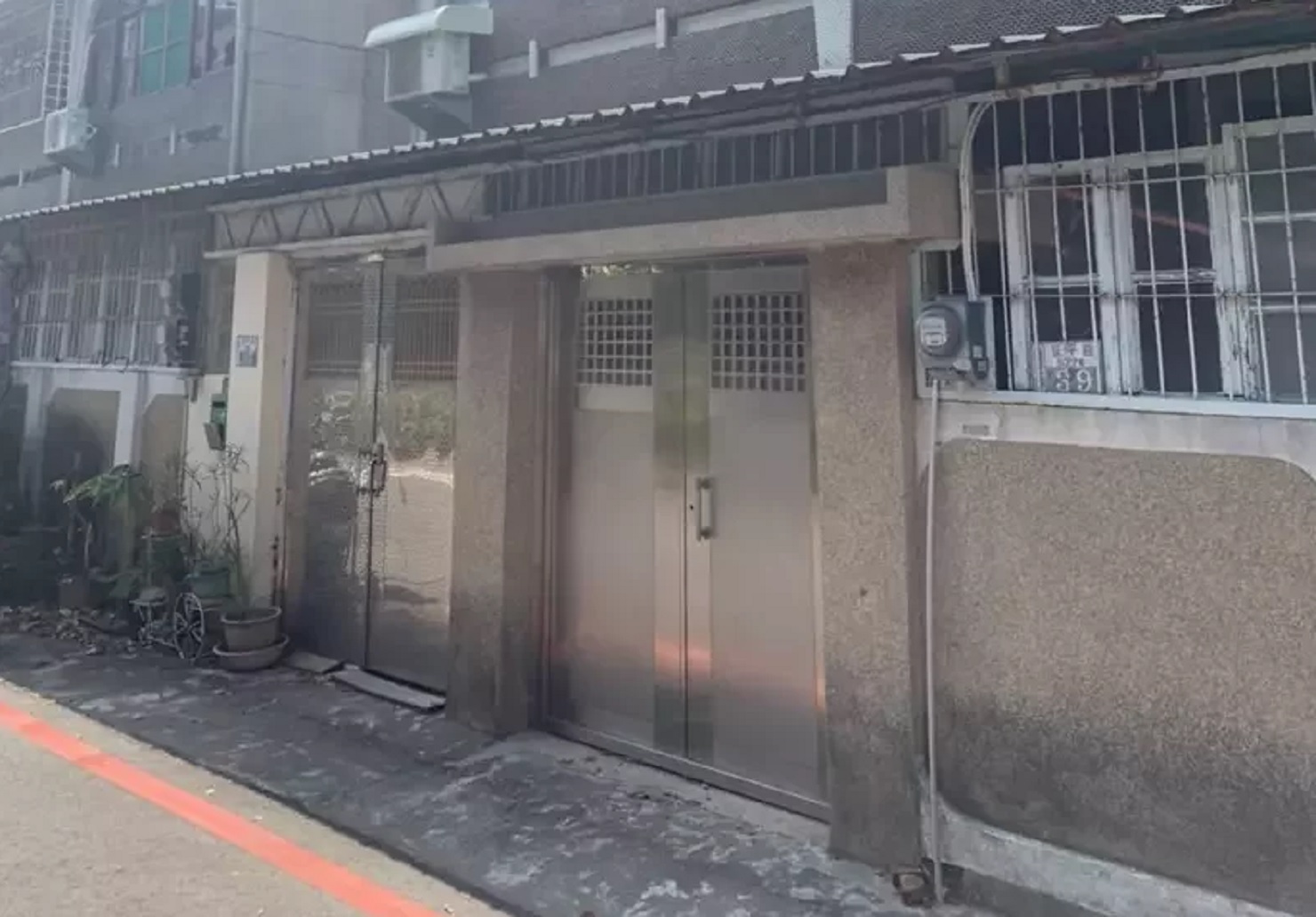 台南佳里區一處民宅驚傳情變凶殺案。（翻攝畫面）