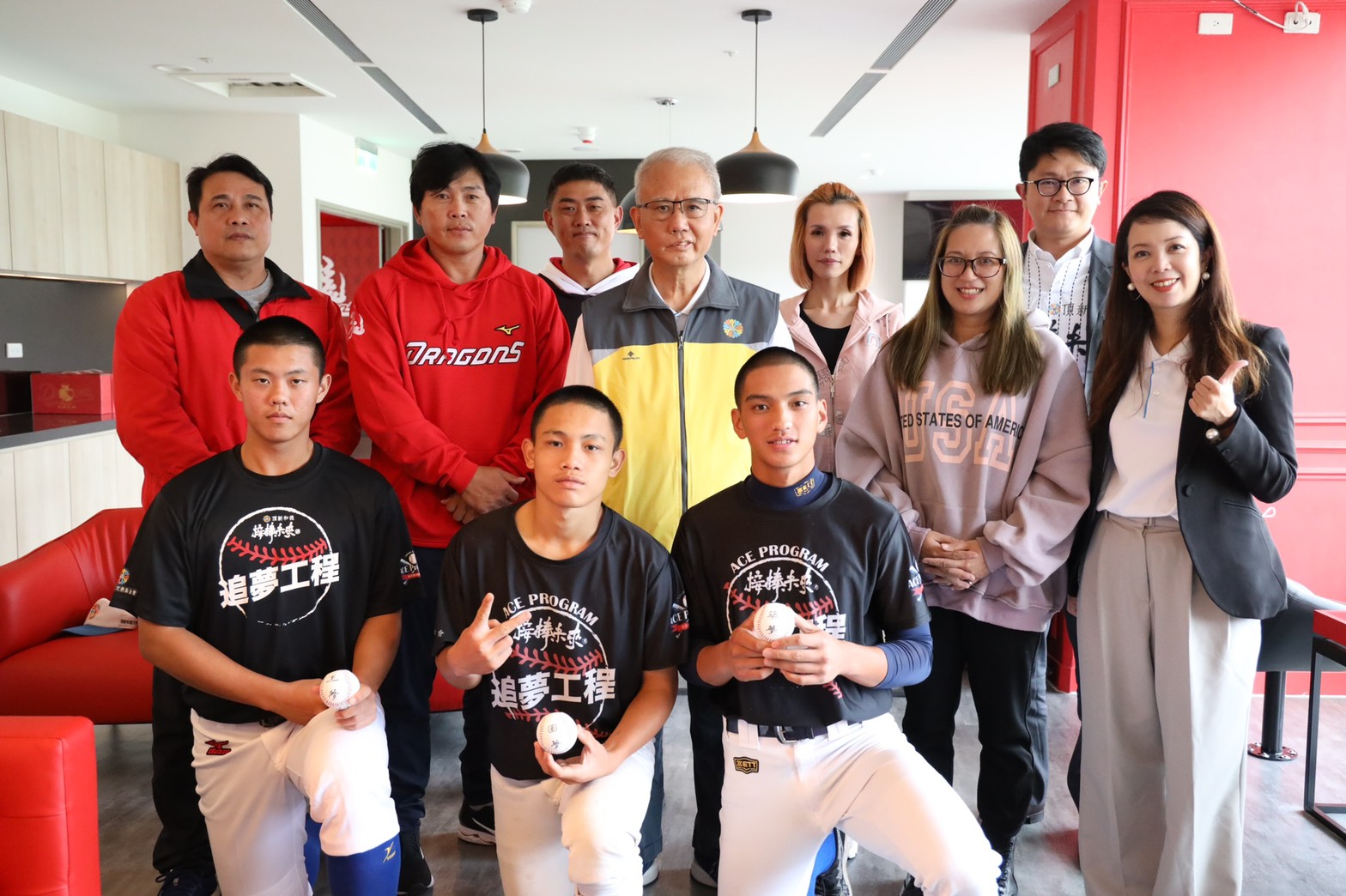 左起追夢球員及家長、味全龍總教練葉君璋、頂新和德文教基金會創辦人魏應充、球員家長、頂新和德基金會副執行長蕭巧怡。 （頂新和德文教基金會提供）