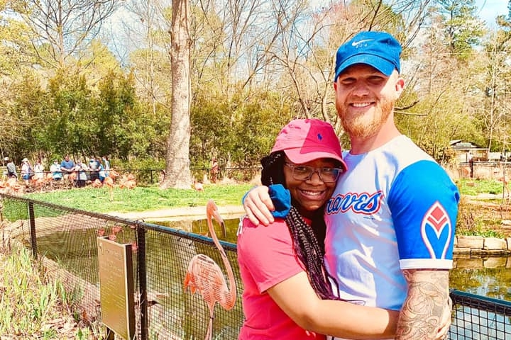 好萊塢男星休斯頓湯姆林（右）於家中舉槍自盡，女友（左）可能目睹過程。（翻攝自翻攝自Charity Robertson臉書）