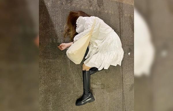 發發醉倒在路邊,被男友拍下糗樣。(翻攝自發發IG)