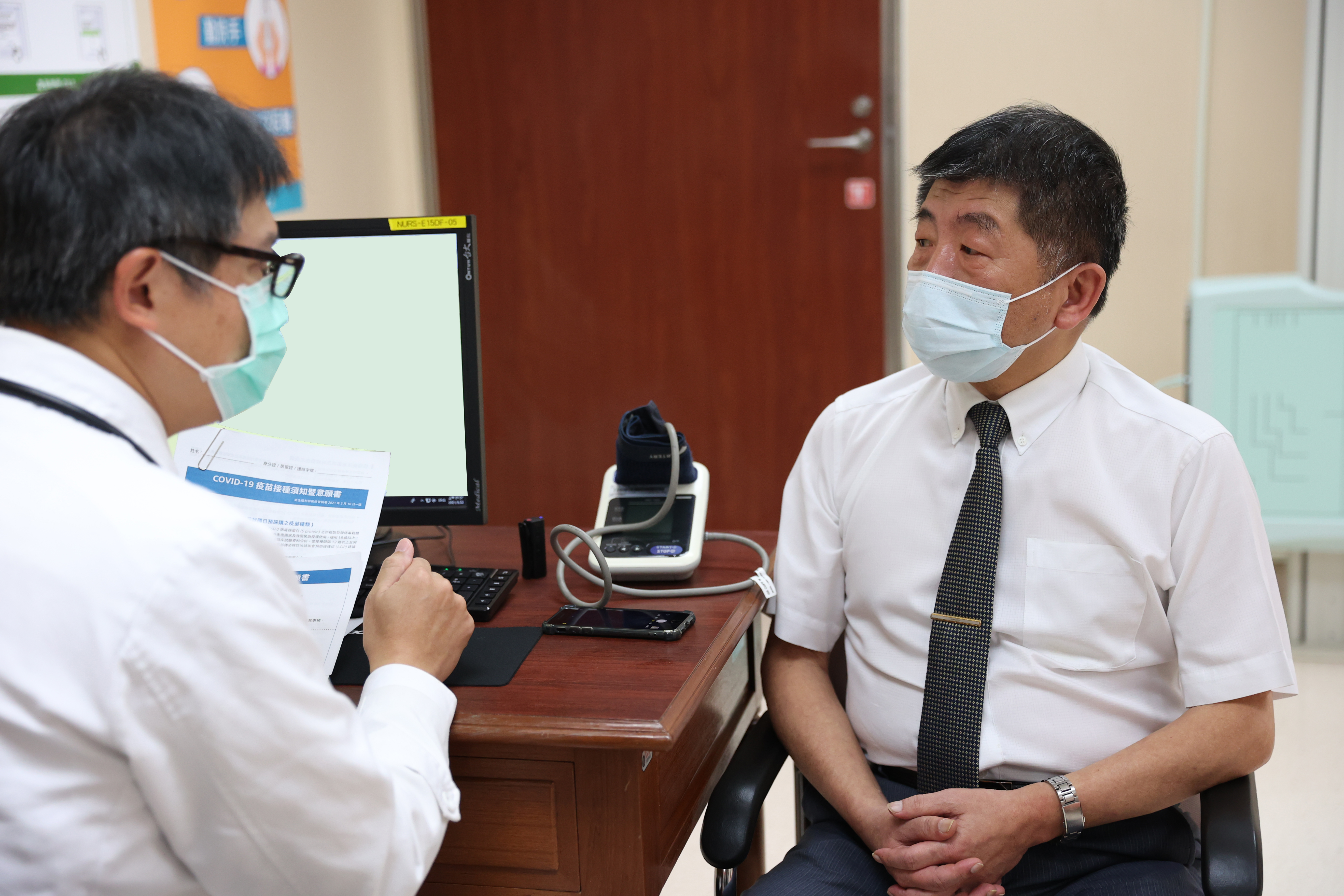 陳時中22日帶頭施打AZ疫苗，不過後來自曝身體有出現輕微的不適症狀。（衛福部提供）