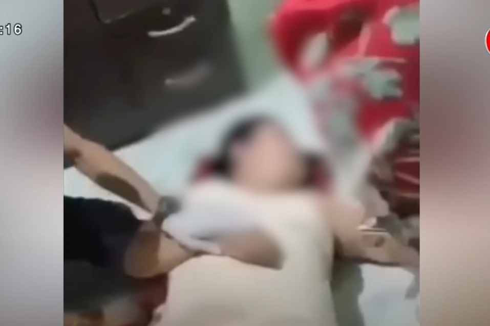 一名寡婦小三被抓姦在床,遭正宮用掃把虐死。(翻攝自เรื่องเล่าเช้านี้YouTube)