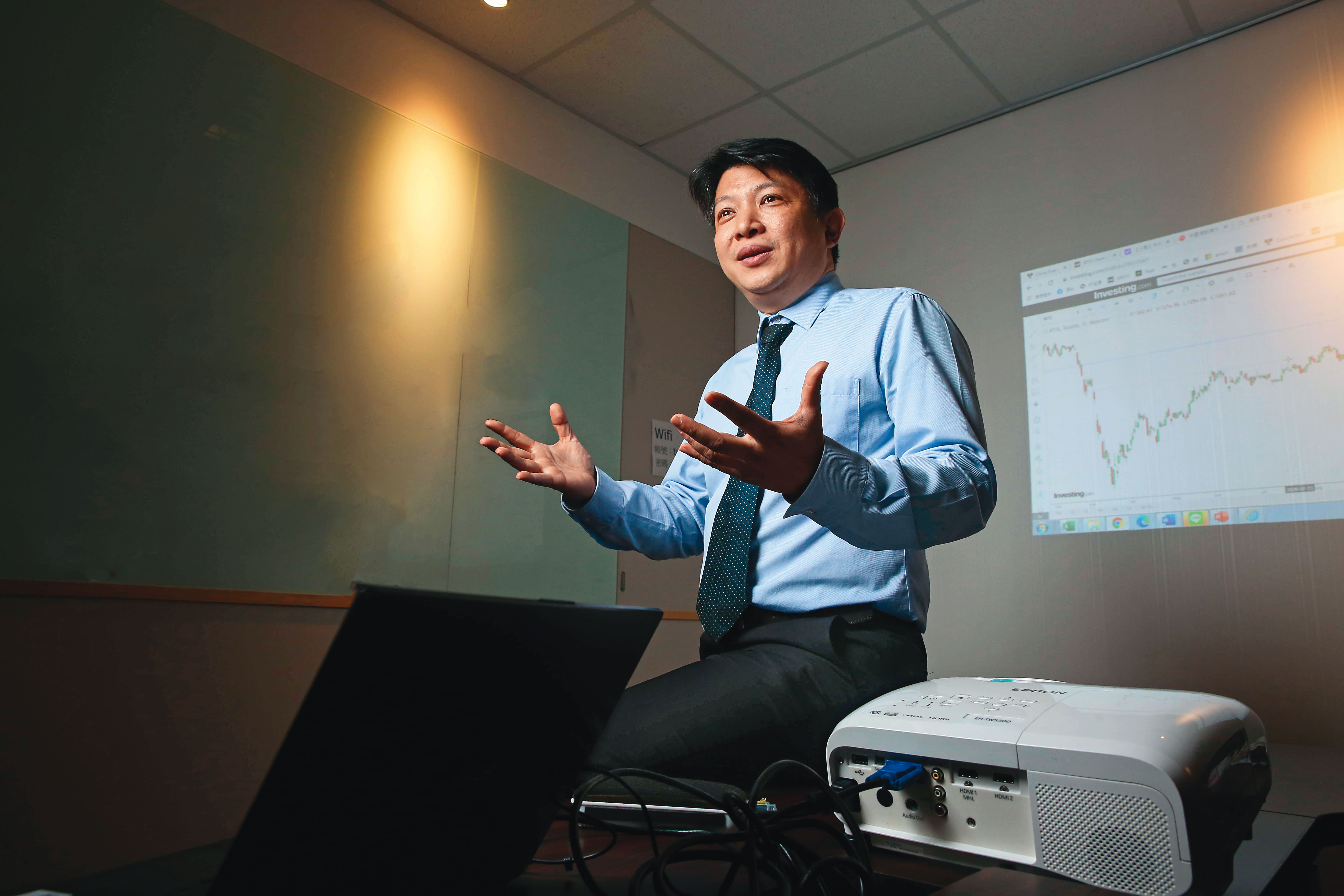 在大學教書的錢世傑，善於利用公開資訊找到穩健獲利的投資題材。