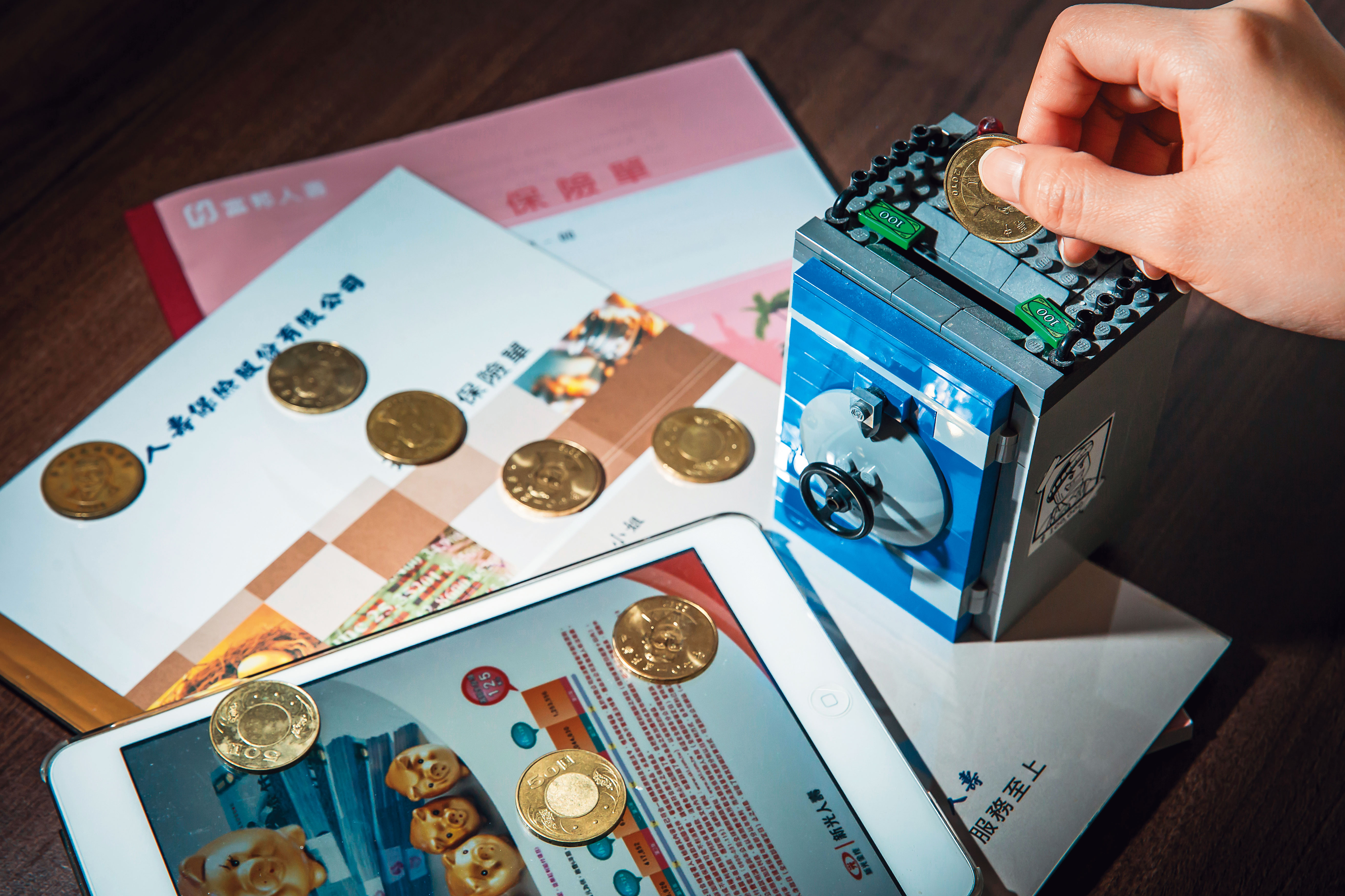 錢世傑曾流連賭場，年輕時的積蓄都靠儲蓄險留下。