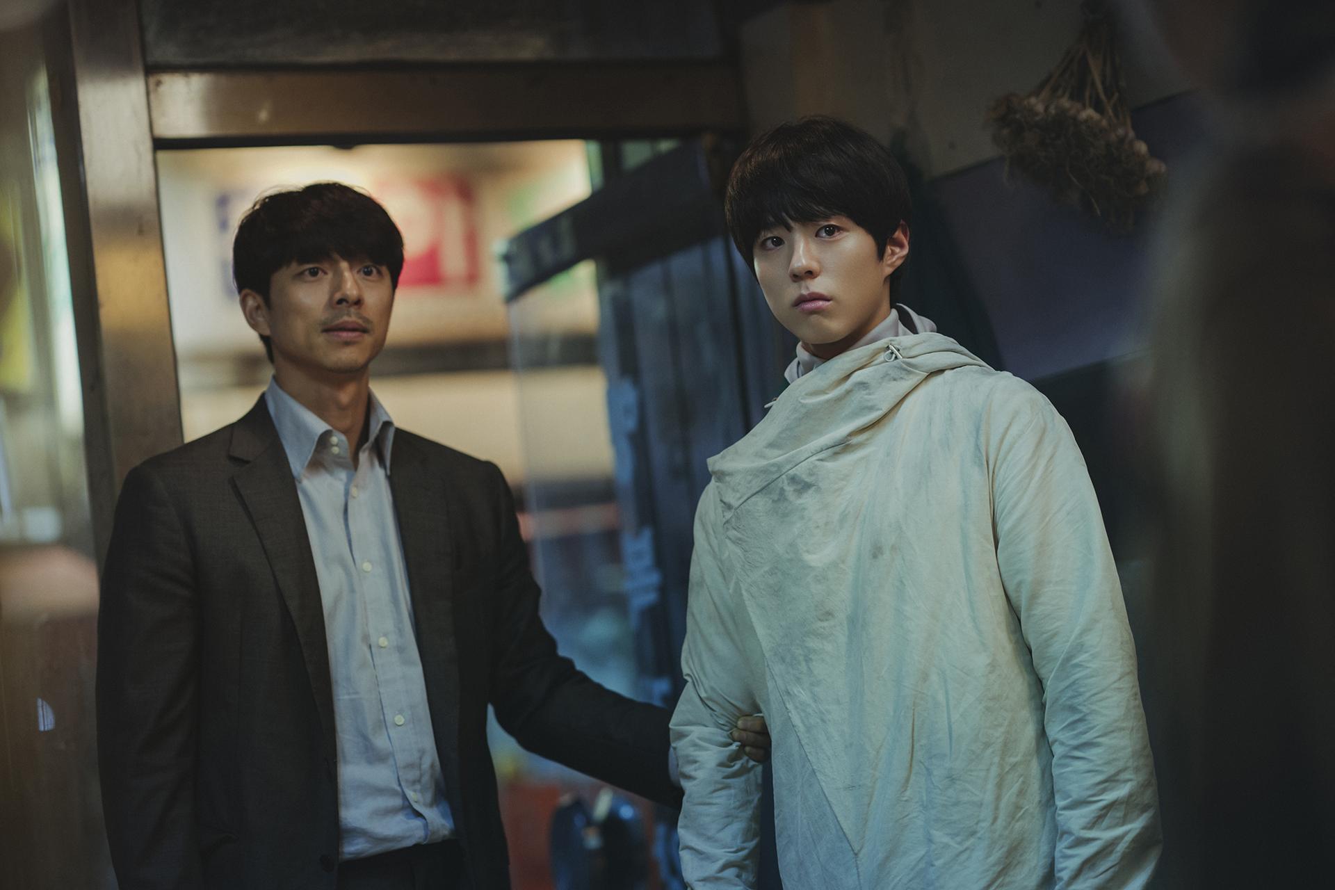 孔劉(左)與朴寶劍主演電影《永生戰》將於4月12日上映。(CATCHPLAY提供)