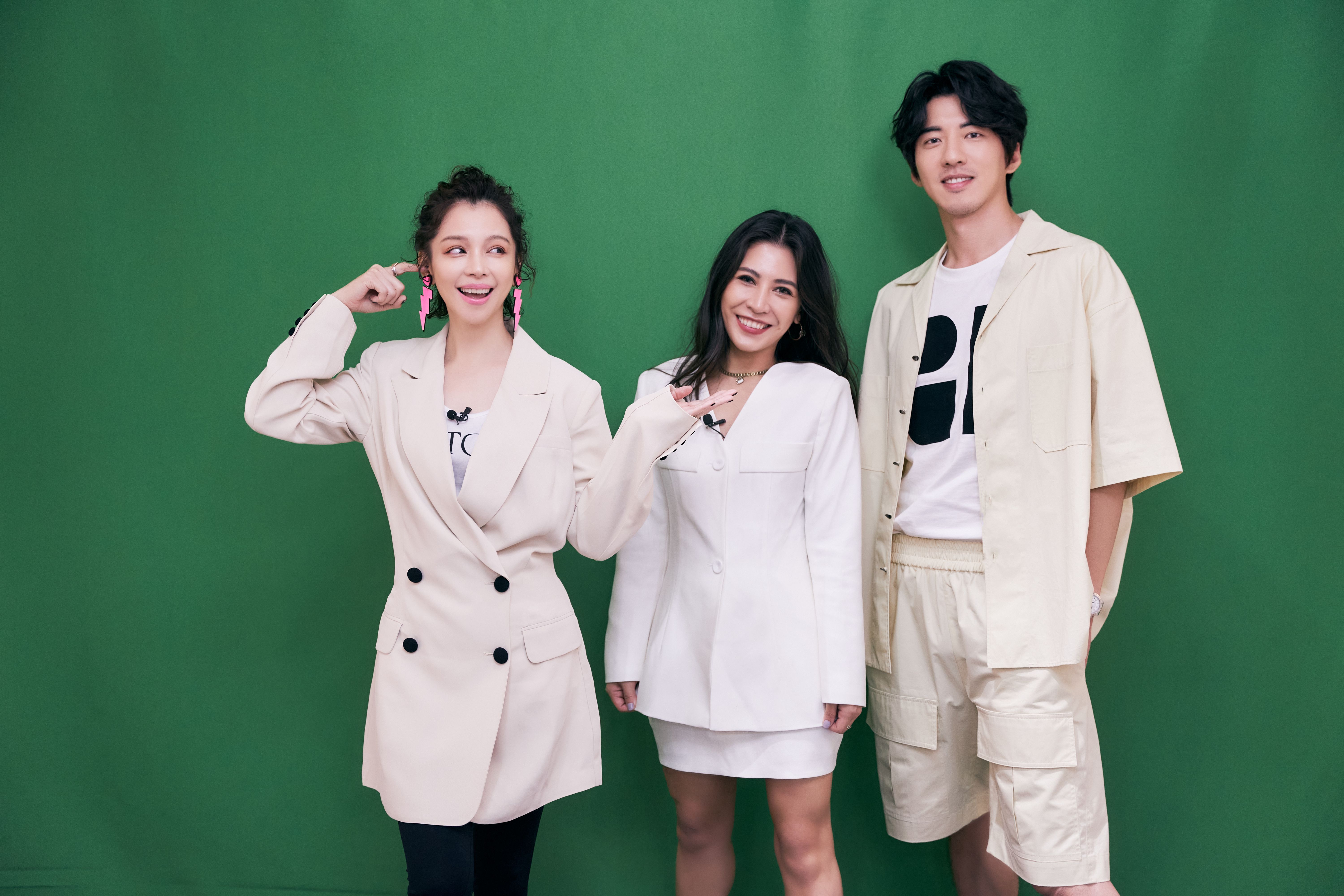 艾怡良（中）和傅孟柏（右）在《我沒有談的那場戀愛》電影中玩女神2選1遊戲，傅孟柏的答案都是「徐若瑄」（左），於是唱片公司特別安排3人合體。（索尼音樂提供）