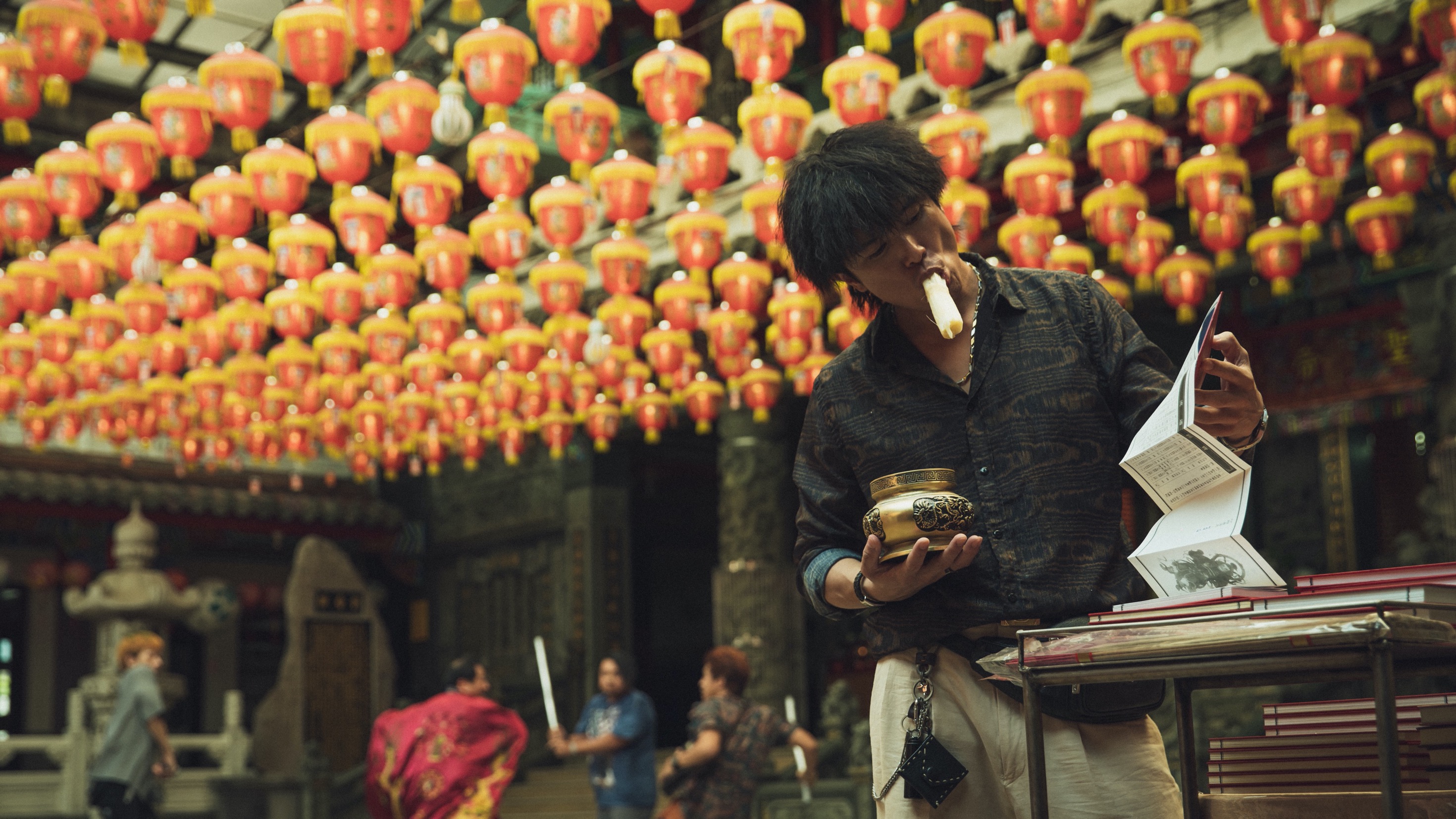 電影雖改編自韓片但注入大量台灣元素，男主角邱澤在宮廟前啃甘蔗的模樣散發濃濃台味。（金盞花大影業提供提供）