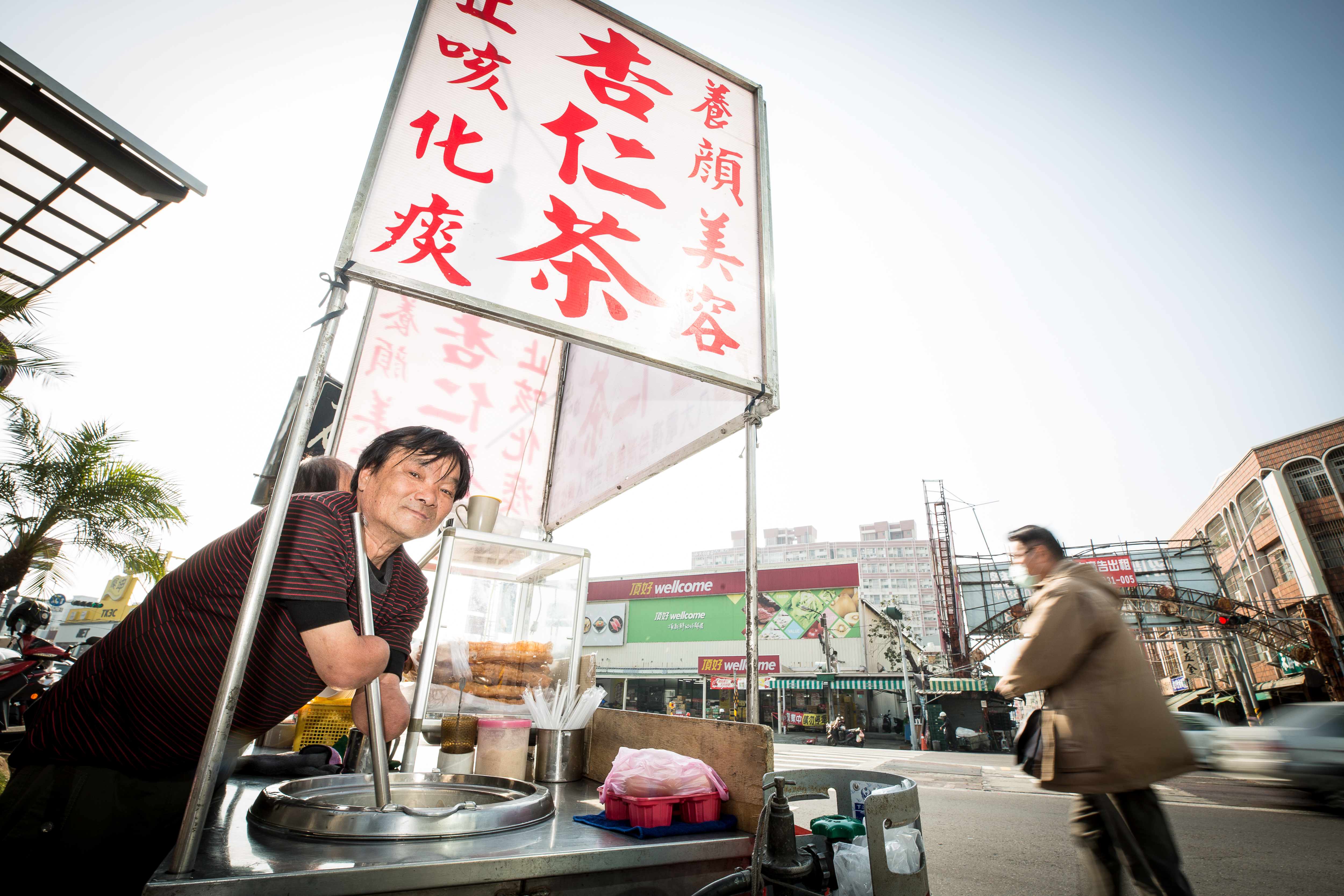 林建民雙手截肢後,拜師學煮杏仁茶,大多在台南擺攤。