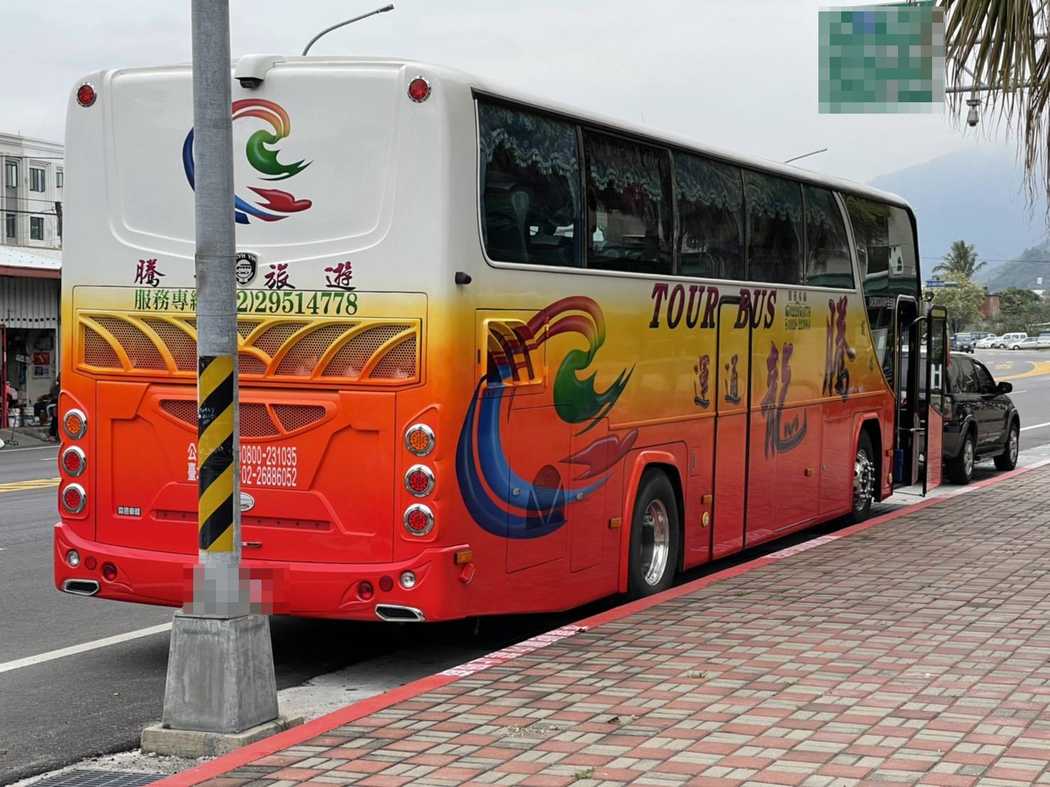 運安會今建請交通部立即全面檢視遊覽車及國道客運大客車的乘客座椅安裝及固定方式，圖為騰龍通運車輛。（讀者提供）