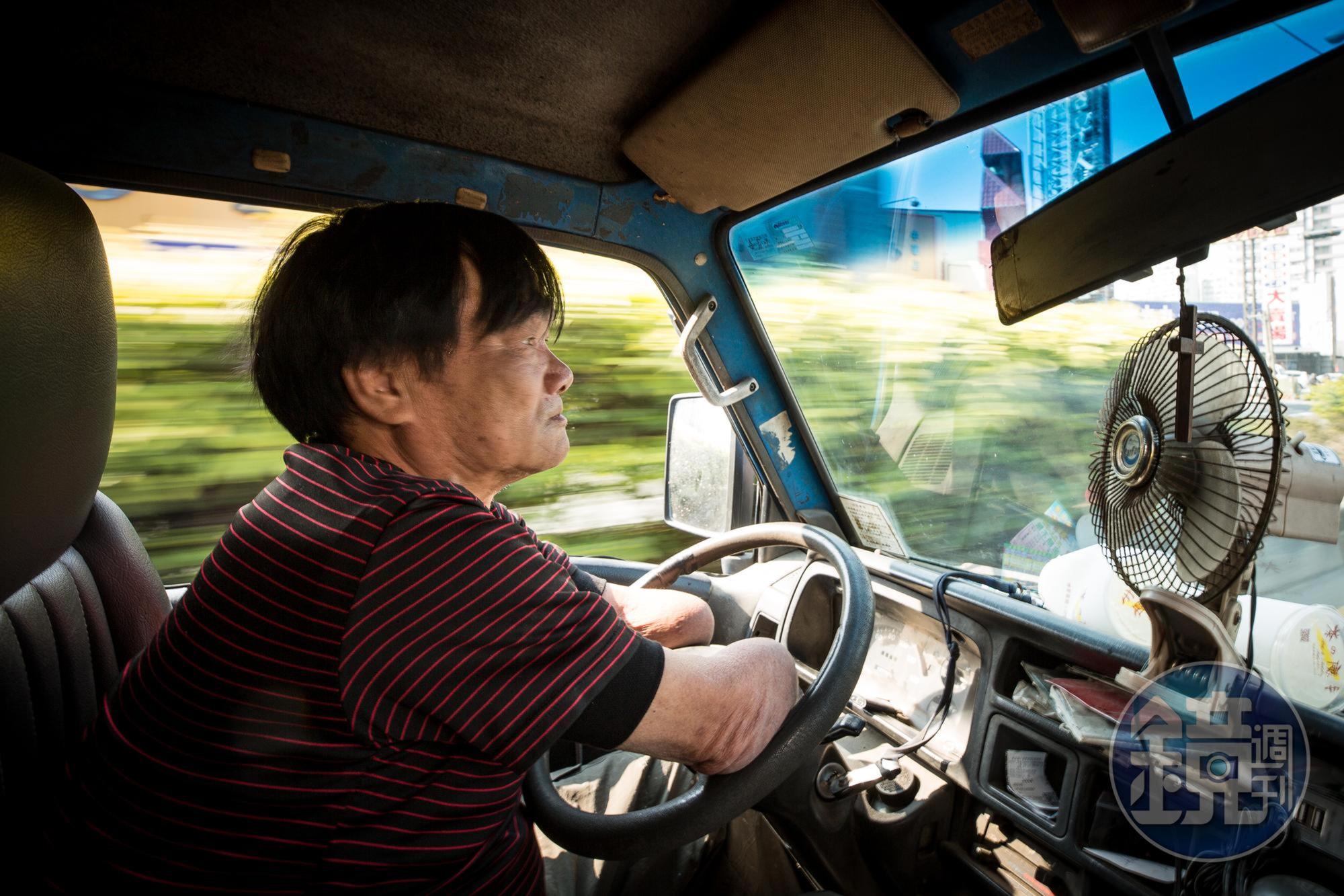 林建民開車技術很好，截肢後一度靠開計程車謀生，現在也都是開貨車載著攤車四處跑。