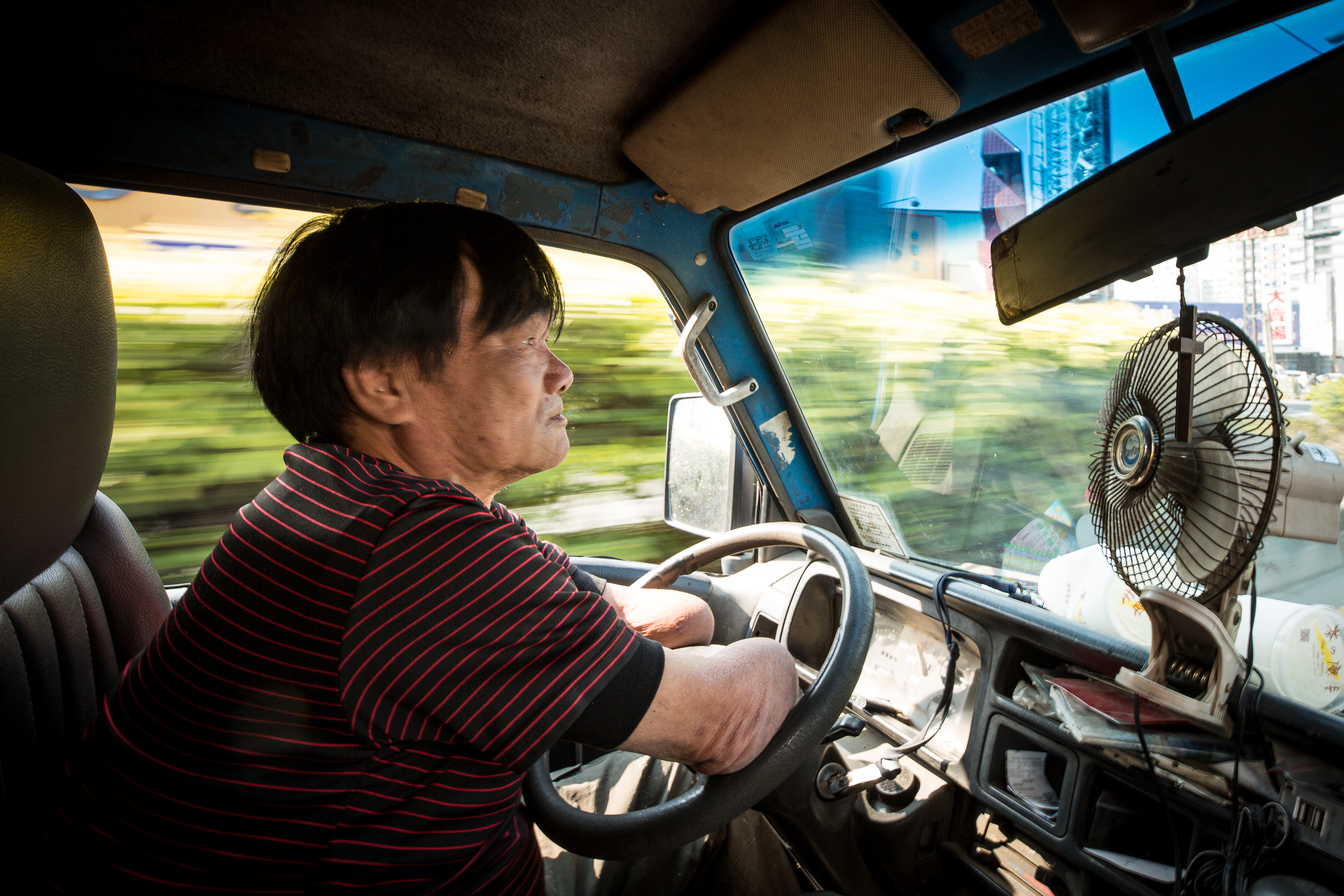 林建民開車技術很好，截肢後一度靠開計程車謀生，現在也都是開貨車載著攤車四處跑。