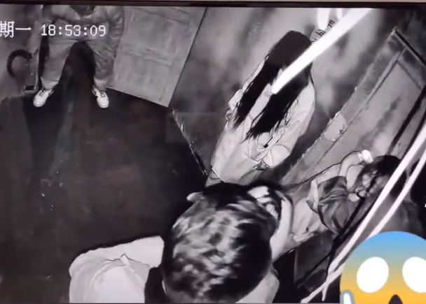 2對情侶組隊挑戰鬼屋，男友們嚇到雙雙抱錯女友。（翻攝自微博）