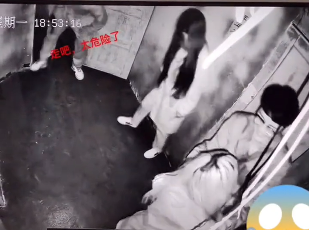 其中一名女子走向男友亂拳捶打,男子則努力安撫她情緒。(翻攝自微博)