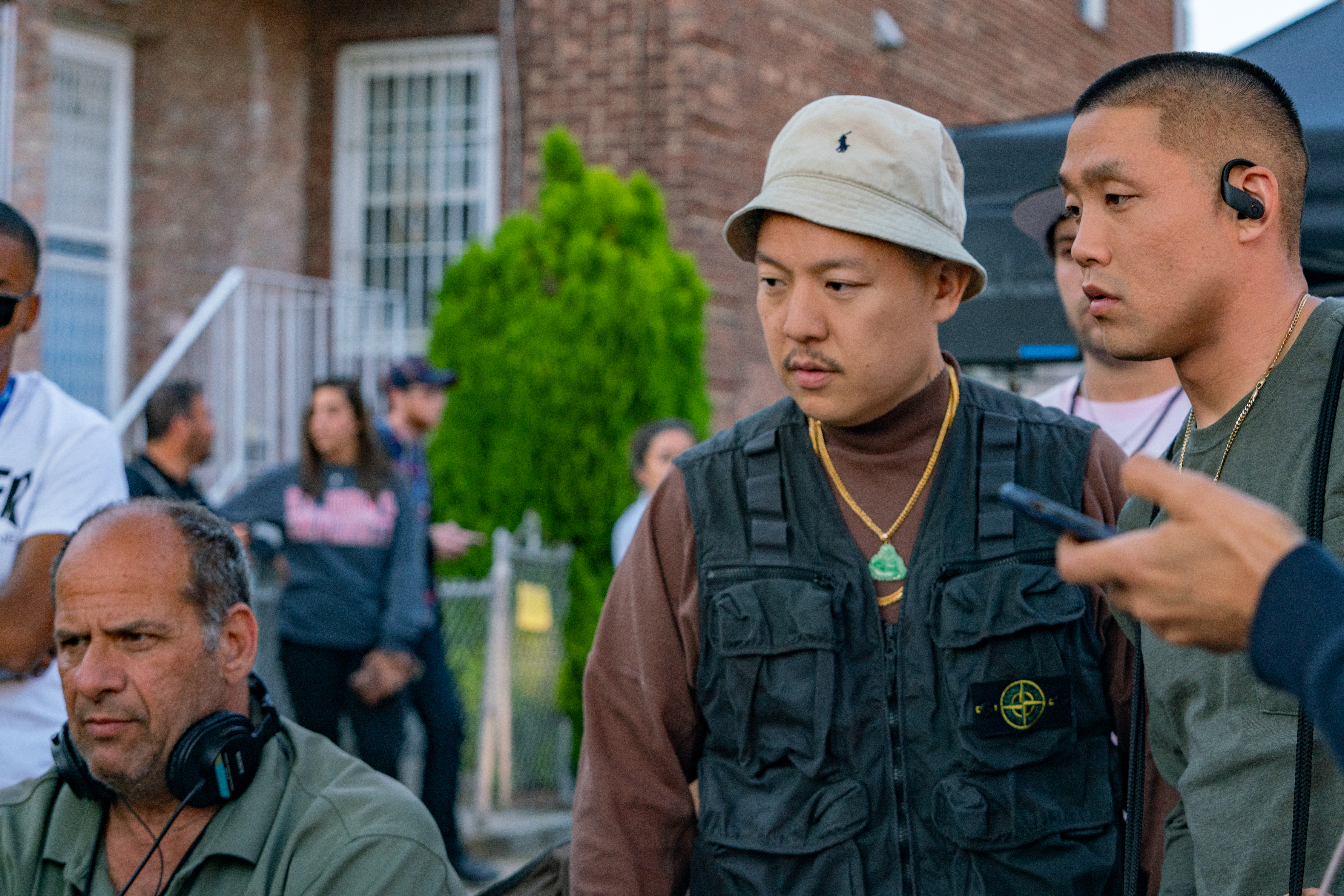 黃頤銘（中）從律師、廚師、作家再跨入影壇當導演，提拔新人泰勒高橋（右）當男主角。（UIP提供）