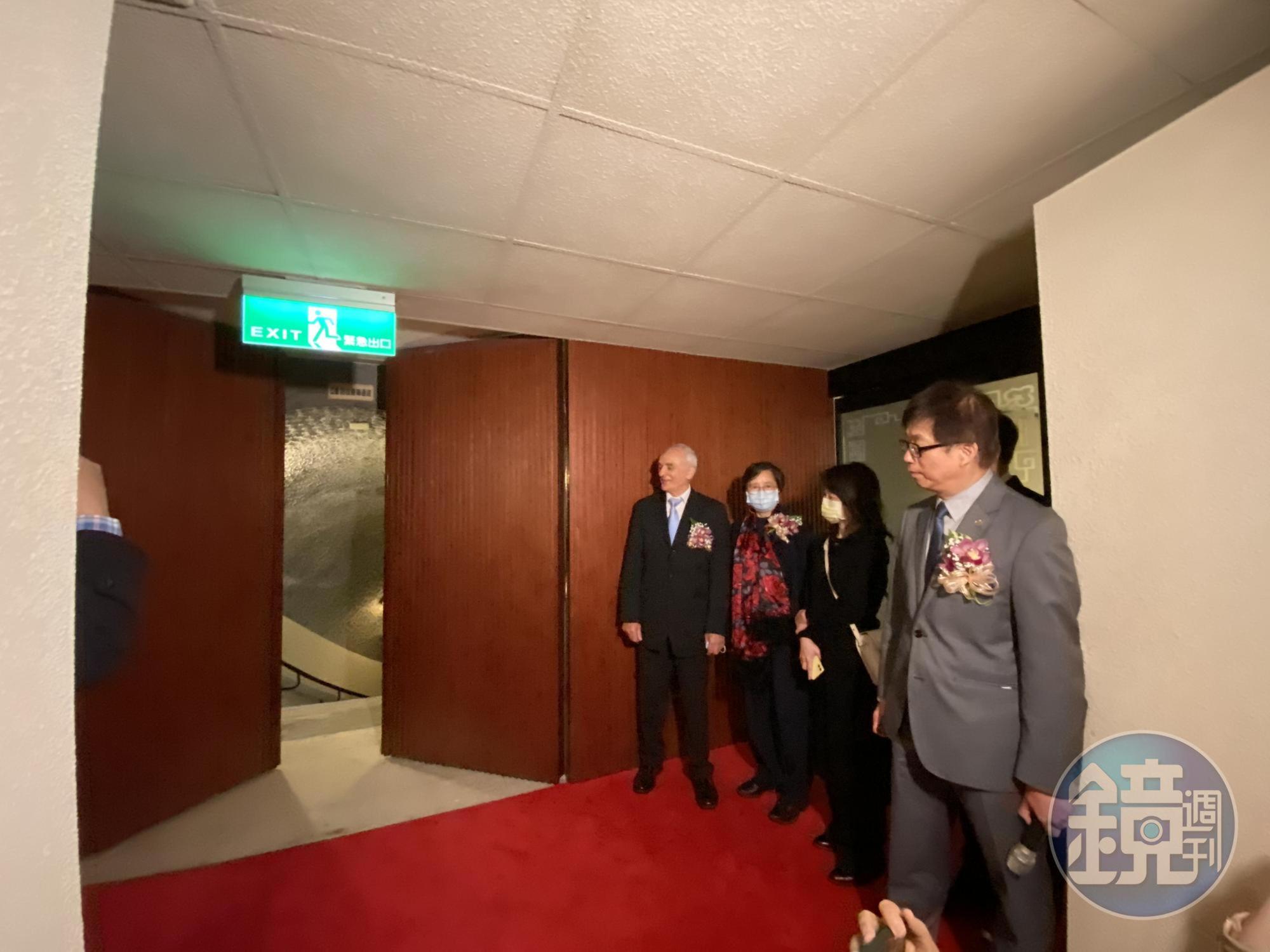 董事長林育生打開東密道大門，密道隨即開啟。