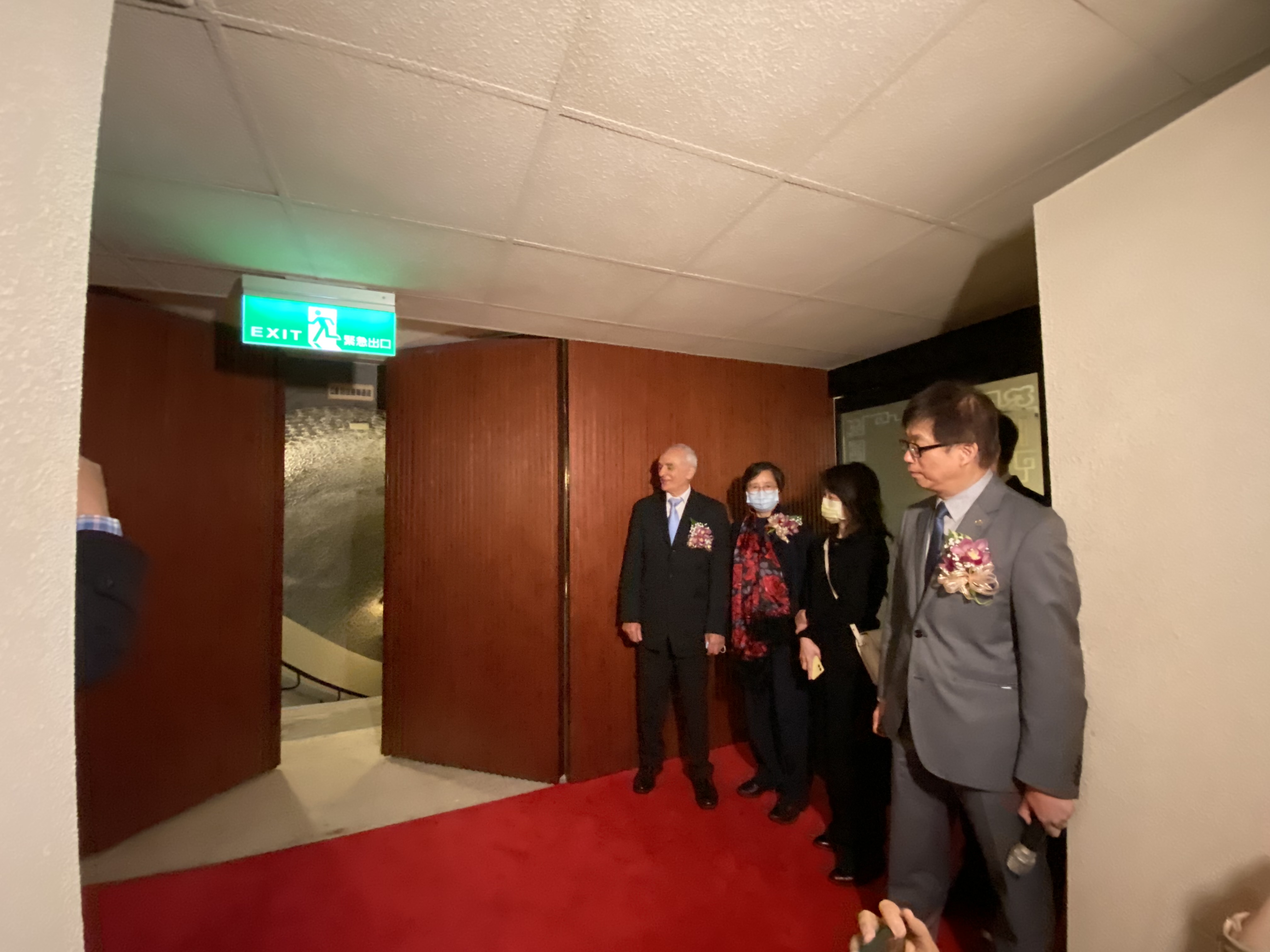 董事長林育生打開東密道大門，密道隨即開啟。
