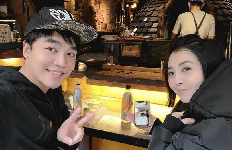李亮瑾(右)與張峰奇(左)前年就登記結婚,直到去年9月懷孕3個月後才公布兩人已婚消息。(翻攝自自張峰奇臉書)