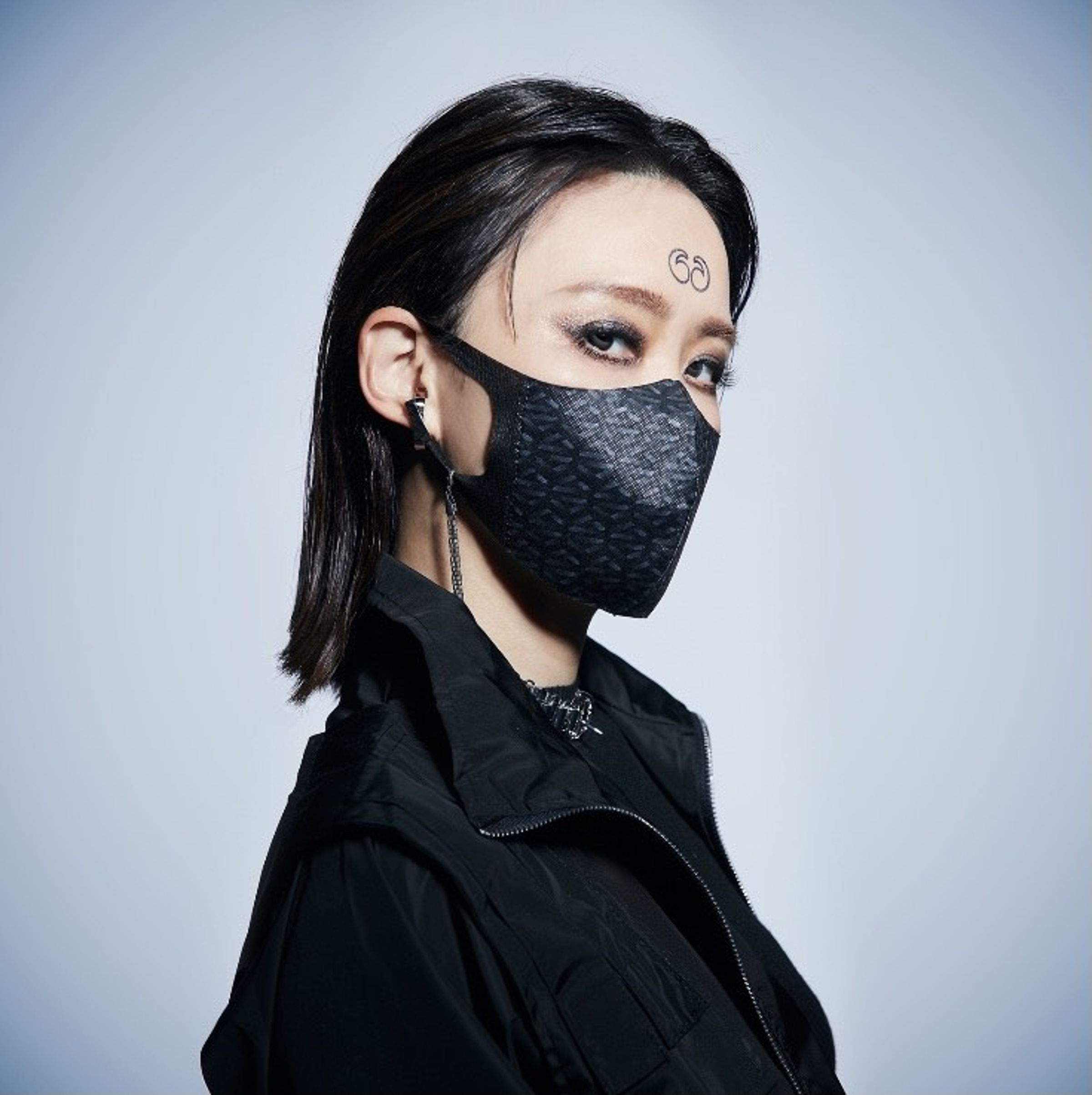 Doris認為此次推出的口罩，既時尚又有個性。（日出音樂提供）