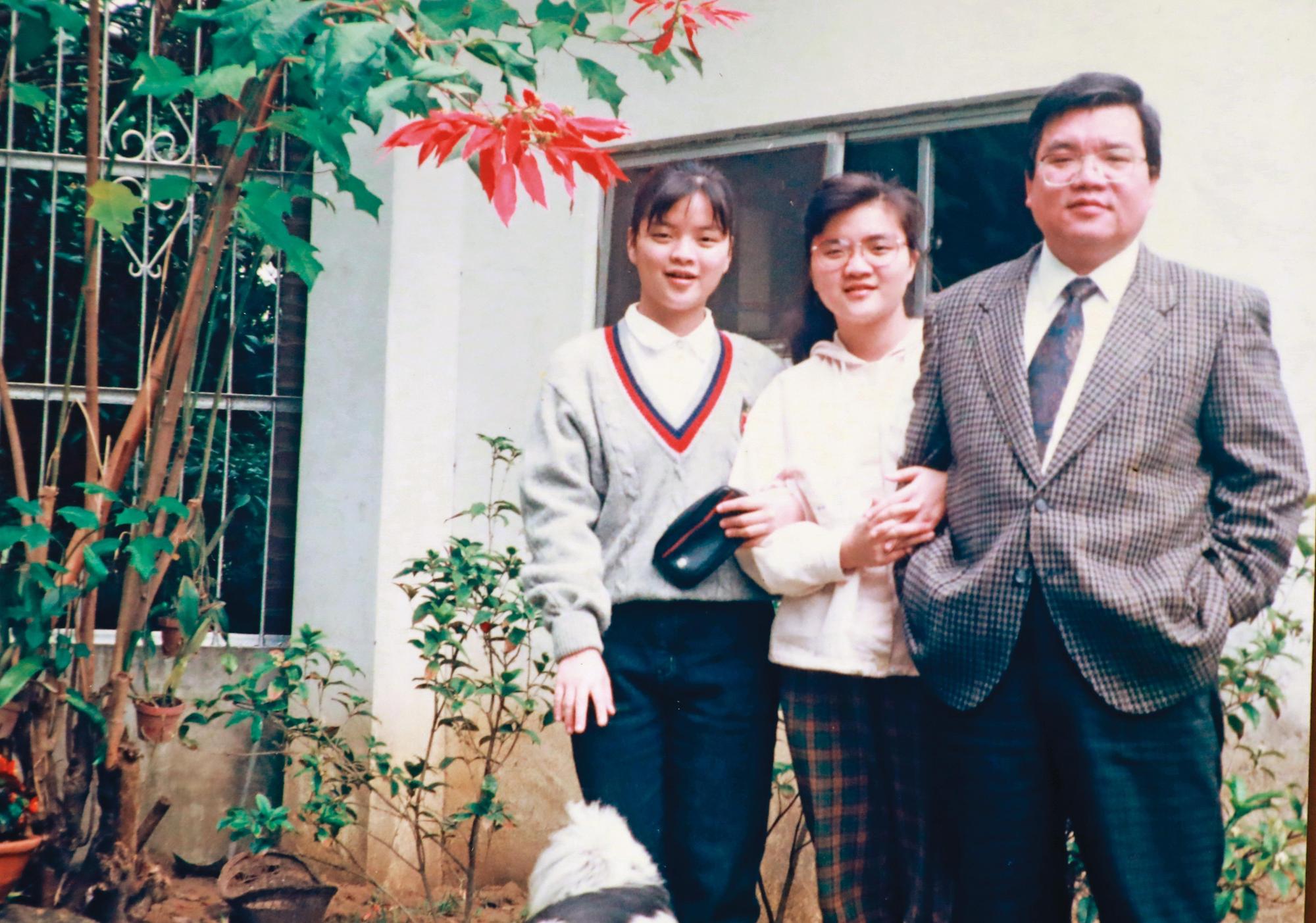 父親魏吉助（右）的宏亮聲音與圓潤形象仍長存在魏世芬（中）心裡。（魏世芬提供）