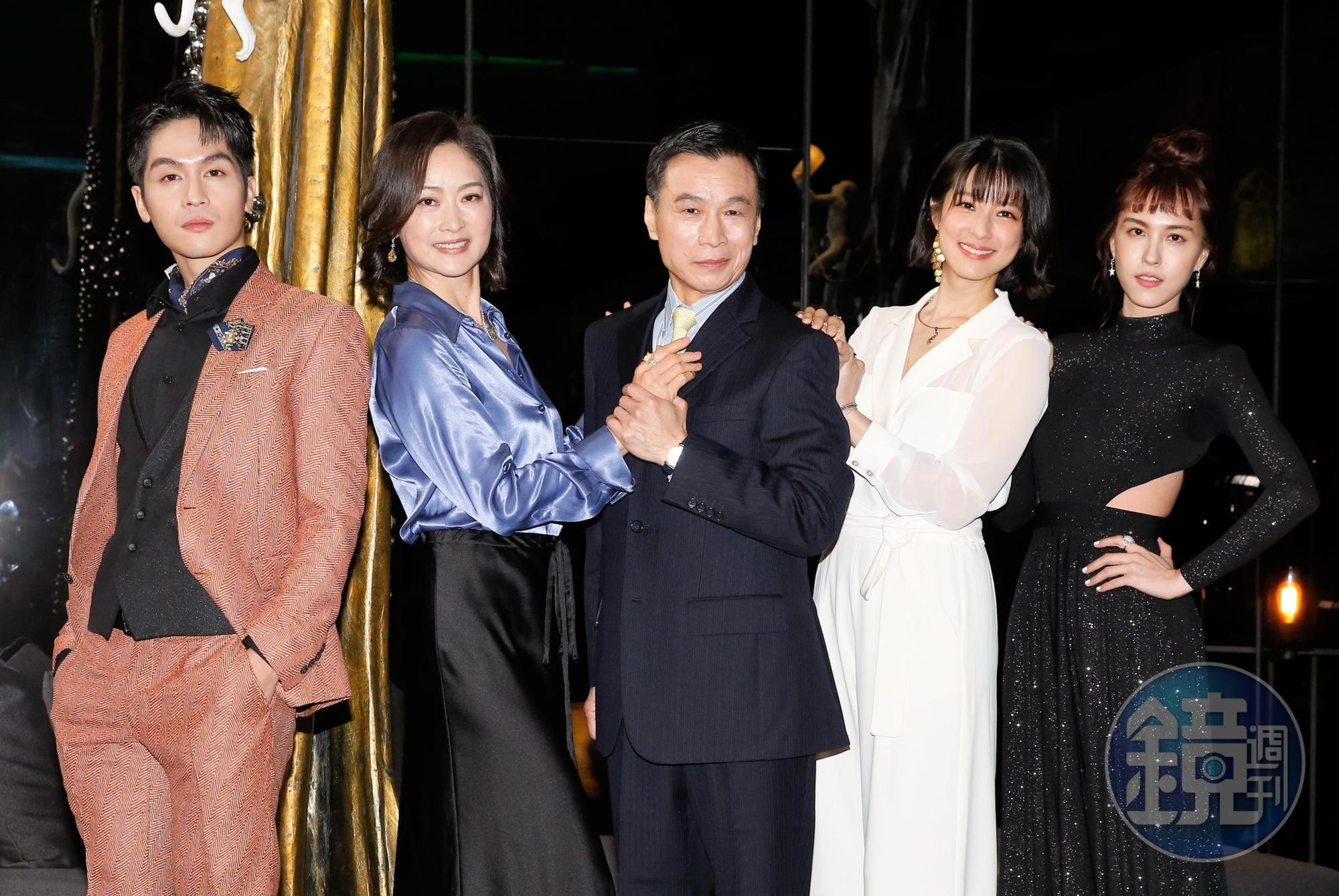(左起)林孫煜豪、劉瑞琪、李天柱、賴雅妍、魏蔓在《三隻小豬的逆襲》中飾演豪門家庭。
