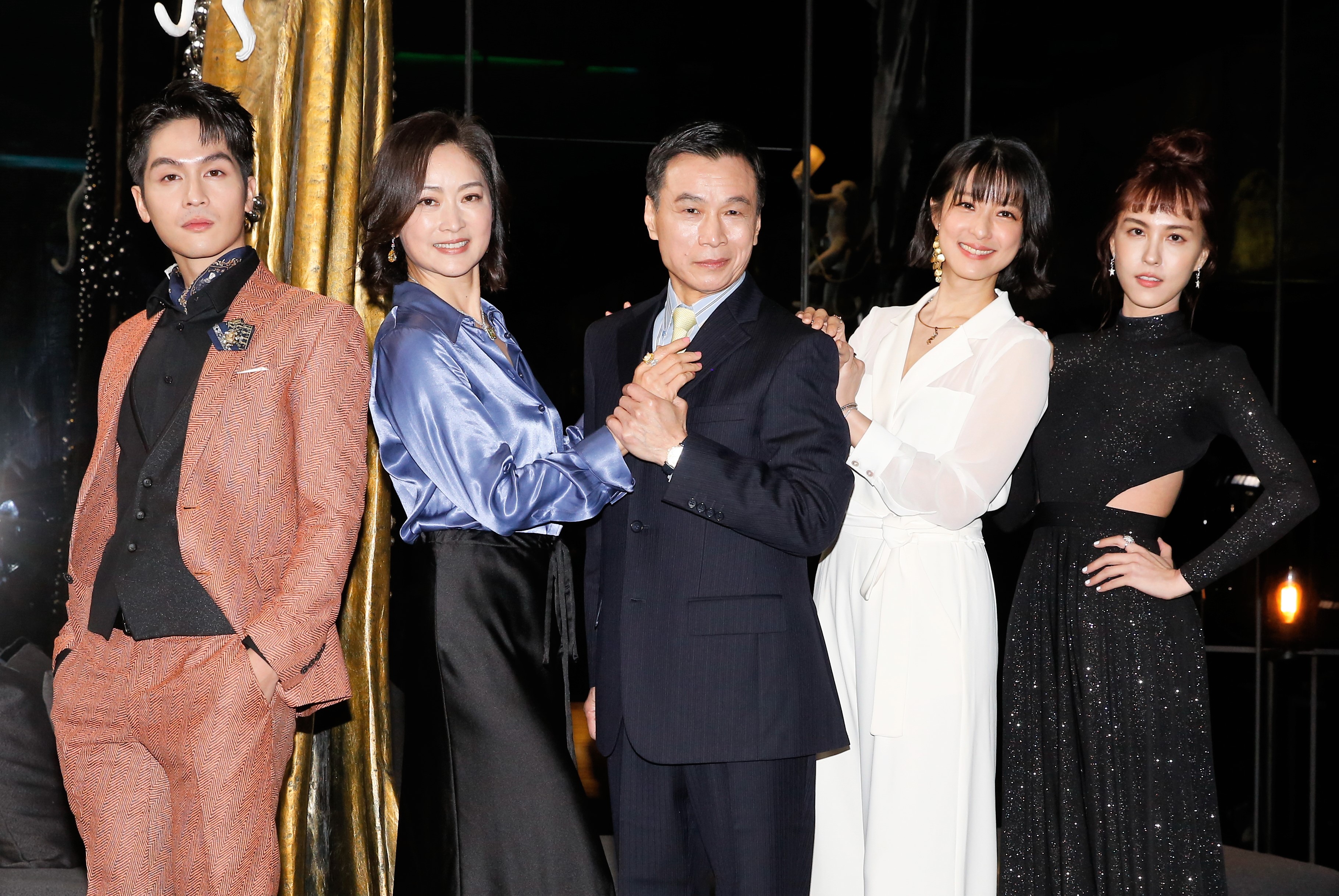 （左起）林孫煜豪、劉瑞琪、李天柱、賴雅妍、魏蔓在《三隻小豬的逆襲》中飾演豪門家庭。
