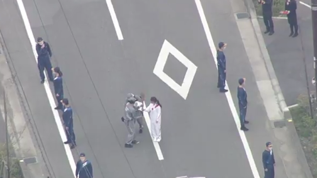 聖火傳遞活動第一天就遇上火炬熄滅的狀況。（翻攝自推特）