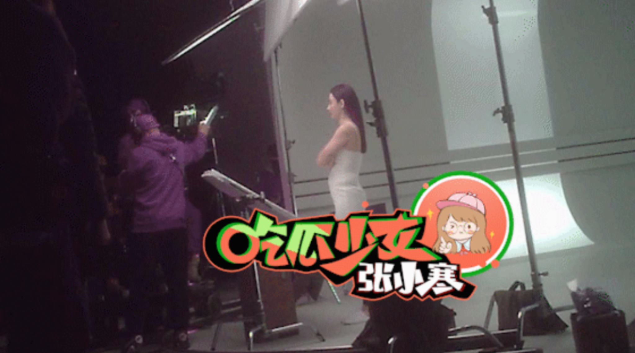 張栢芝屢被拍到腹部隆起，疑似4度懷孕照片，她雖闢謠「穿2條褲子」，許多人仍不相信。（翻攝自微博）