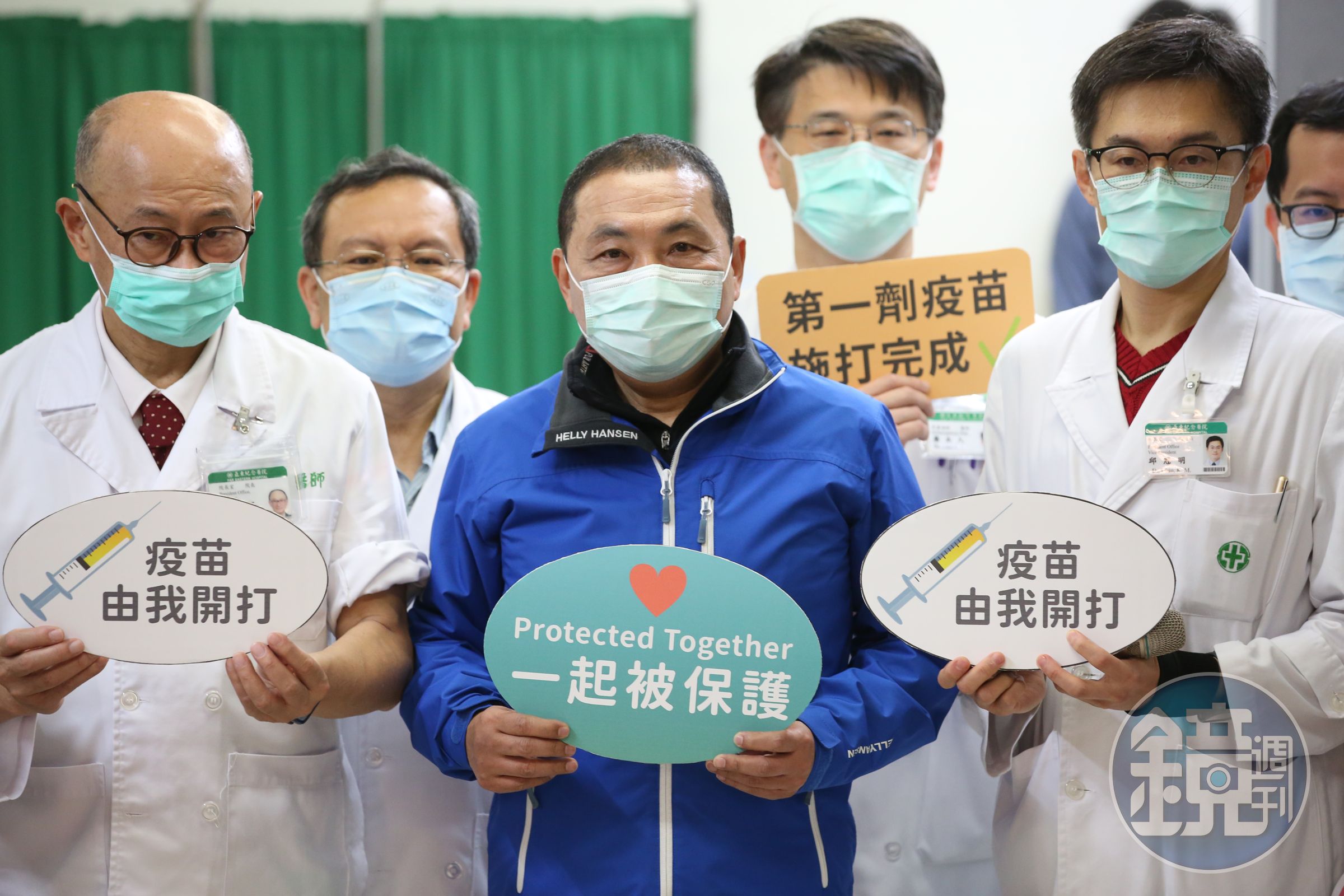 新北市長侯友宜（中）今表示施打疫苗有保護力，仍鼓勵醫護施打。（本刊資料照）