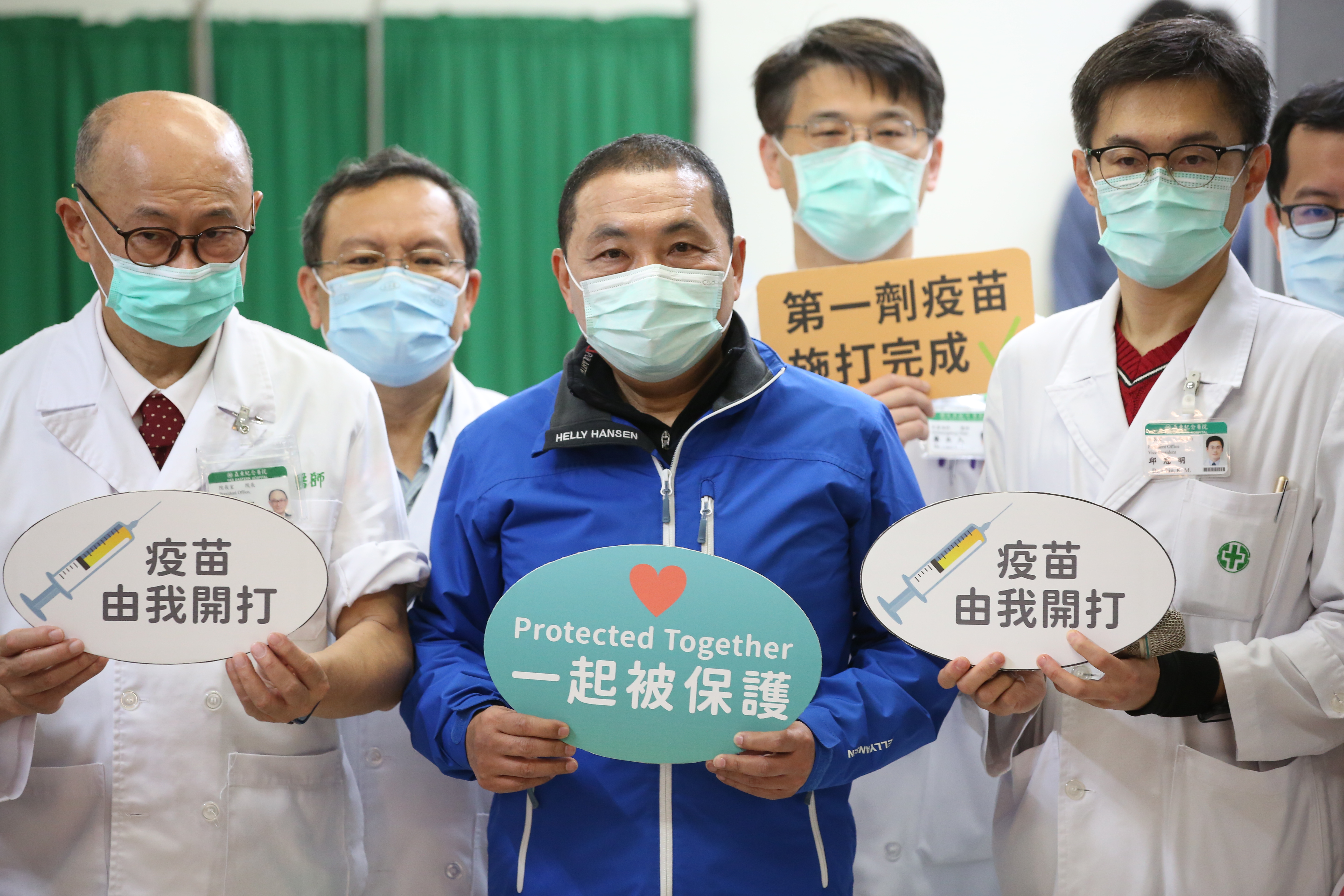 新北市長侯友宜（中）今表示施打疫苗有保護力，仍鼓勵醫護施打。（本刊資料照）