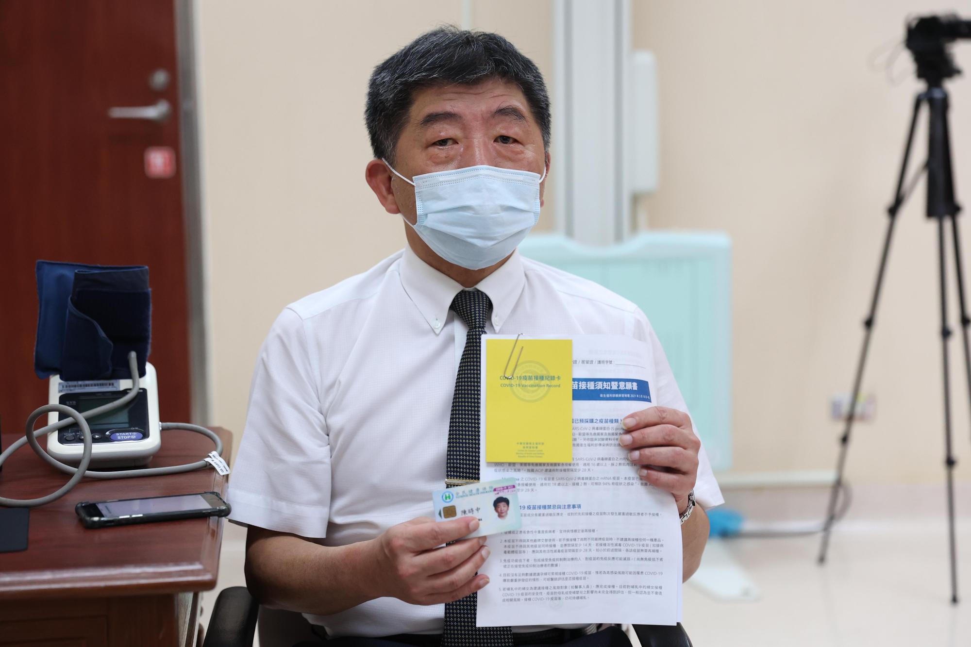 衛福部長陳時中22日在台大醫院施打AZ疫苗,日前曾出現不良反應。(衛福部提供)