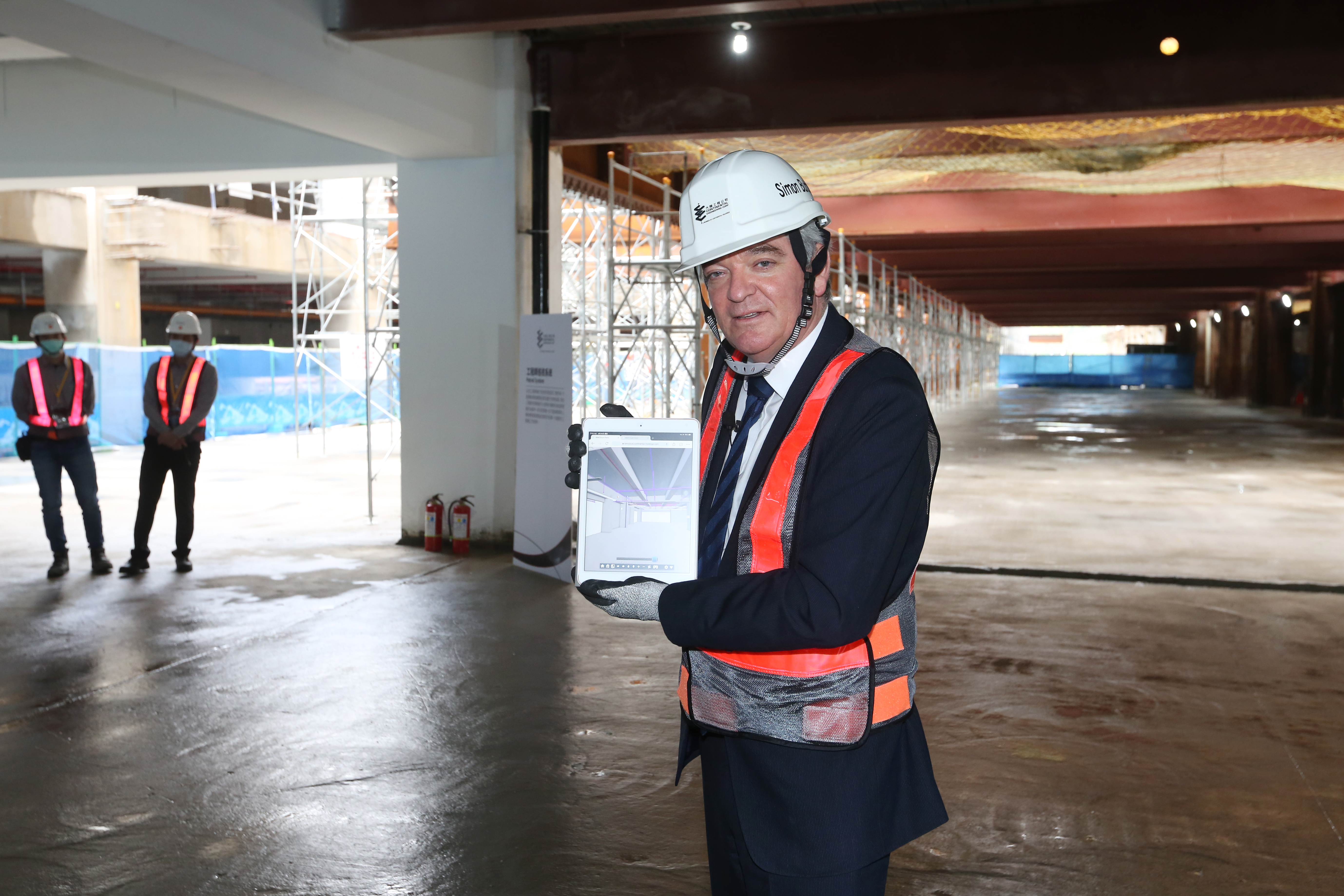 大陸工程執行長Mr. Simon Buttery親自出席，並在南港機廠社宅工地實地介紹各種科技應用項目。