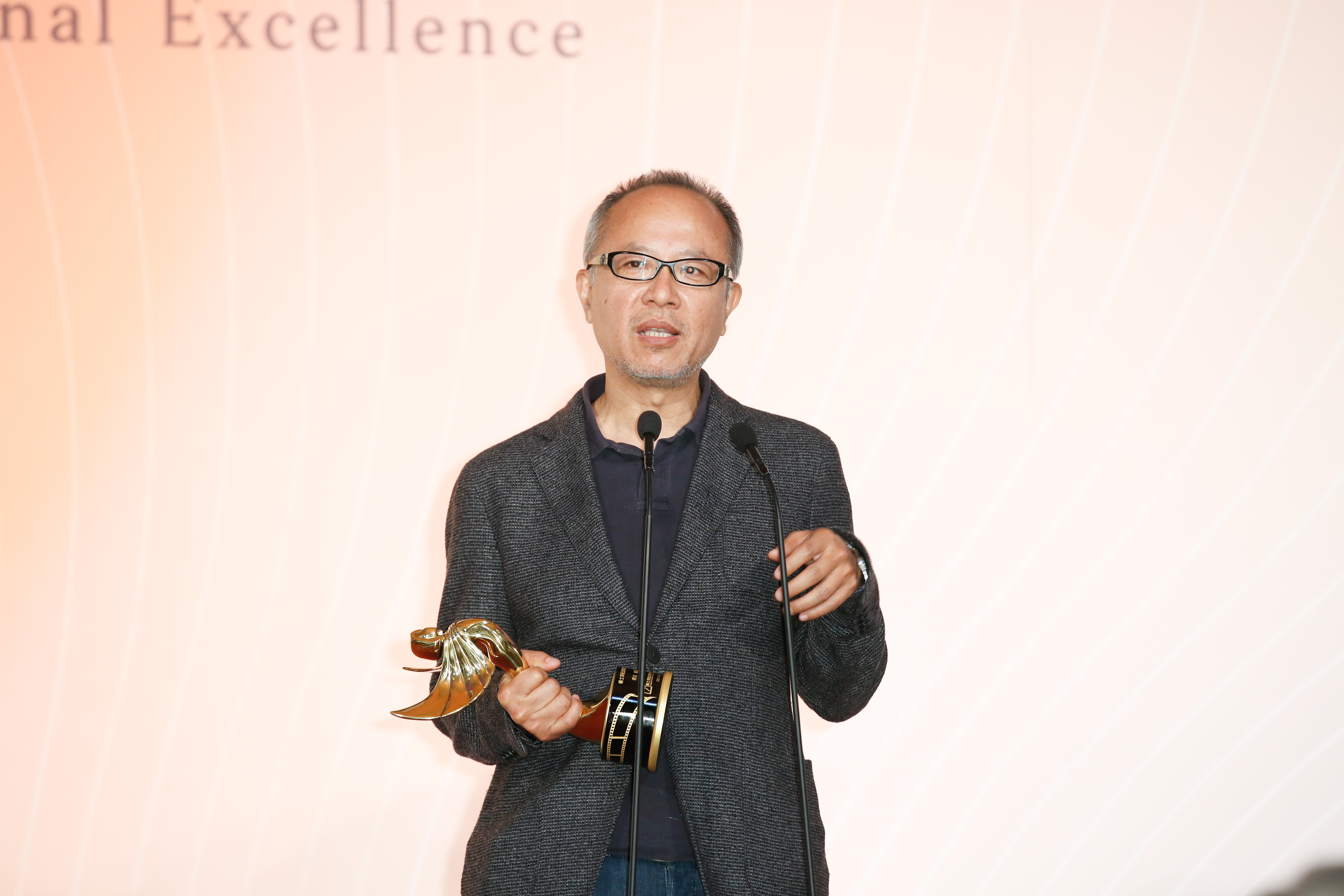 鍾孟宏獲頒「楊士琪紀念獎」，表揚他近年來的成就。